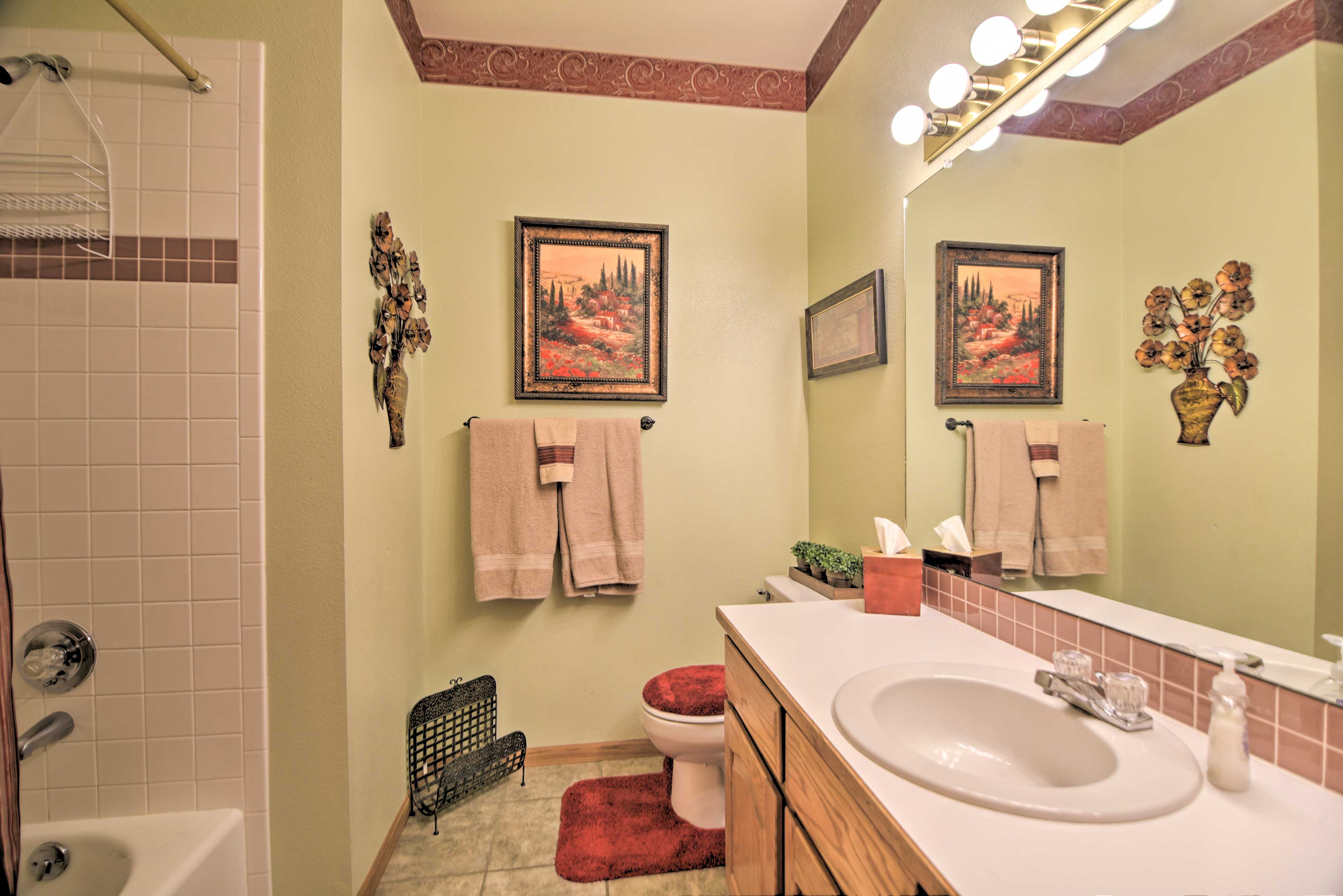 En-Suite Bathroom | Main Level | Towels Provided