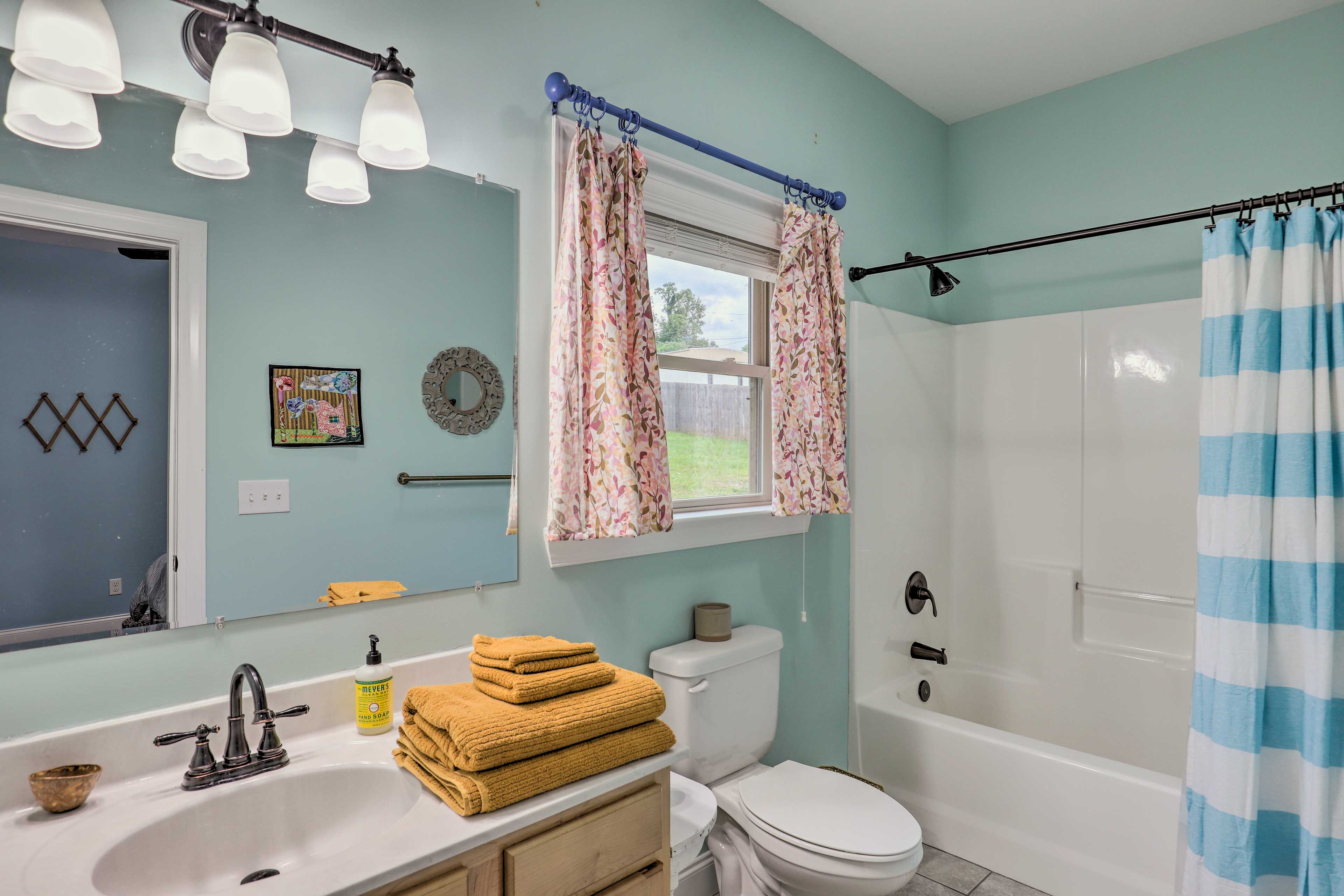 En-Suite Bathroom | Linens & Towels | Complimentary Toiletries