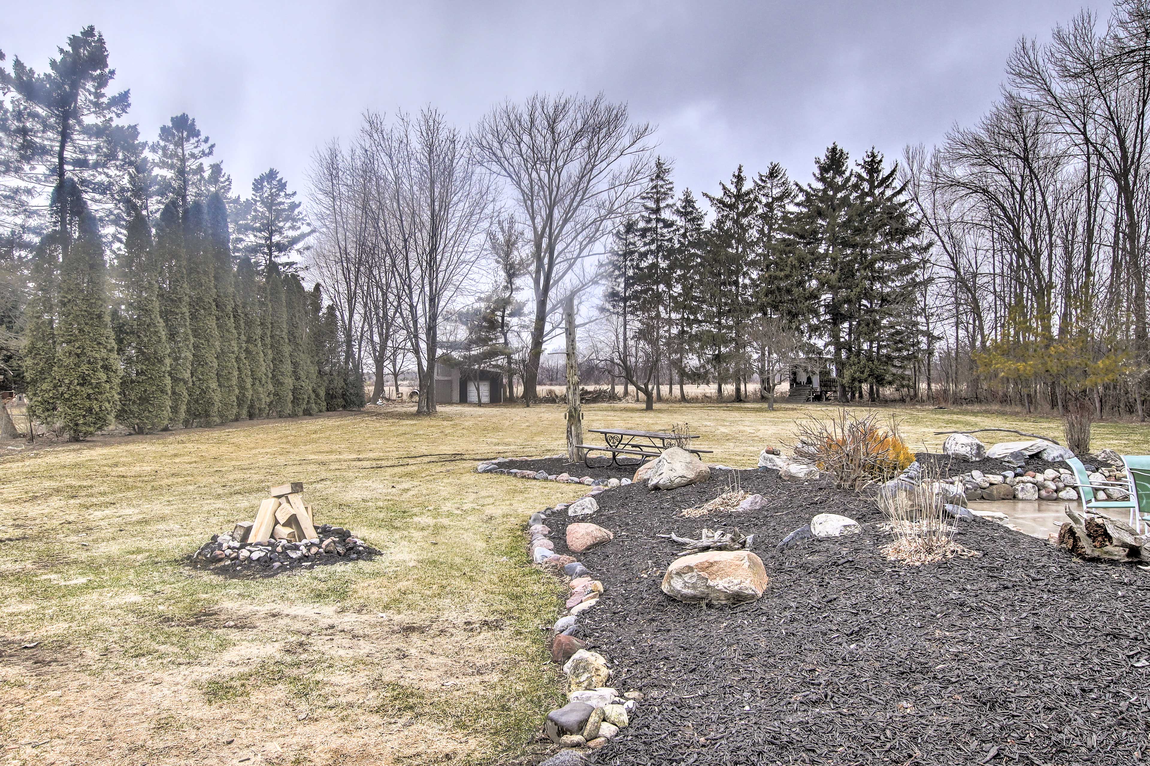 Backyard | Fire Pit | Outdoor Dining Areas