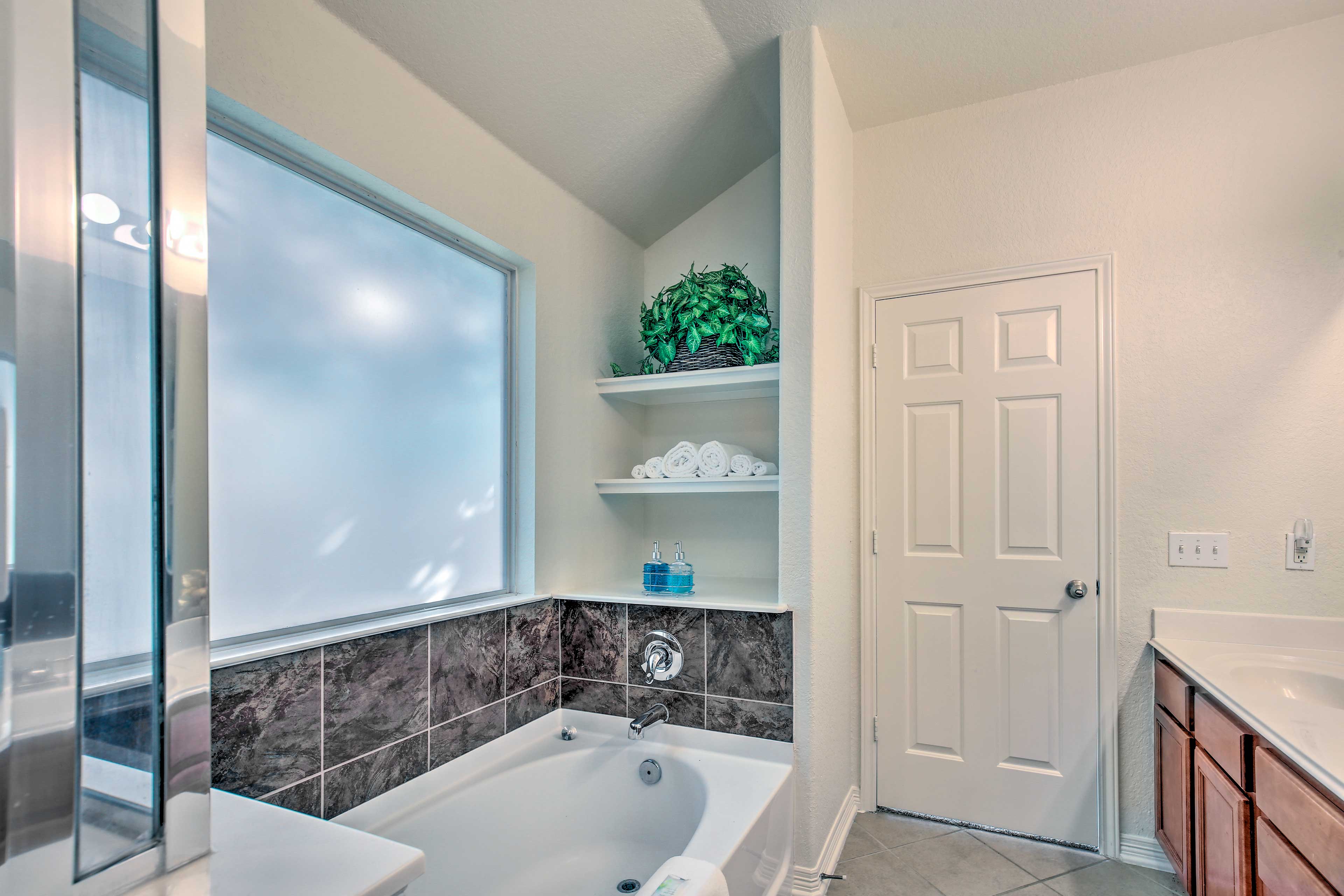 En-Suite Bathroom | Walk-In Shower | Bathtub