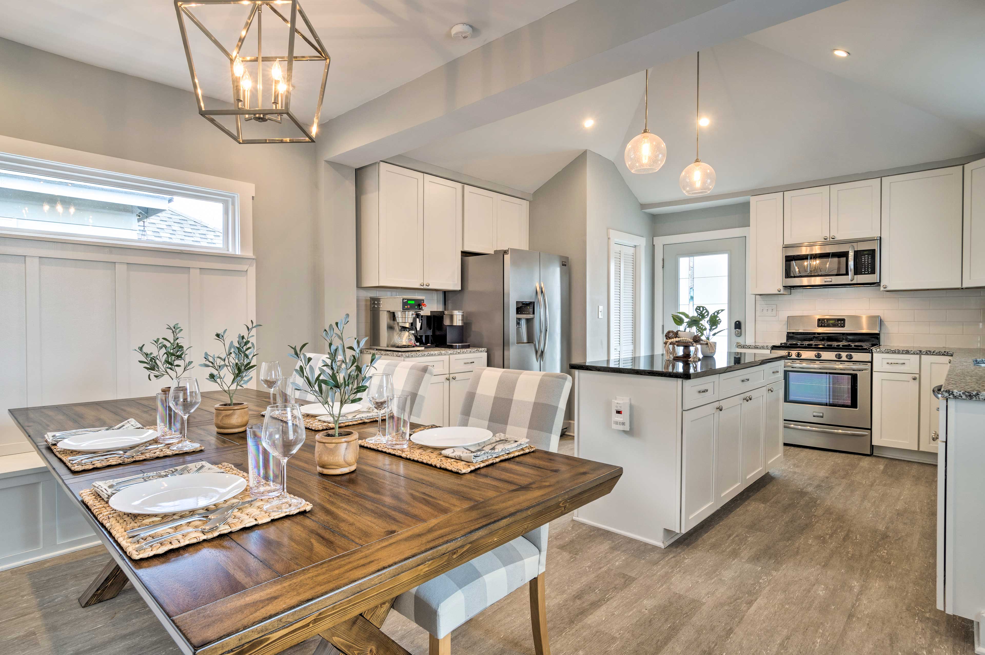 Dining Area & Kitchen