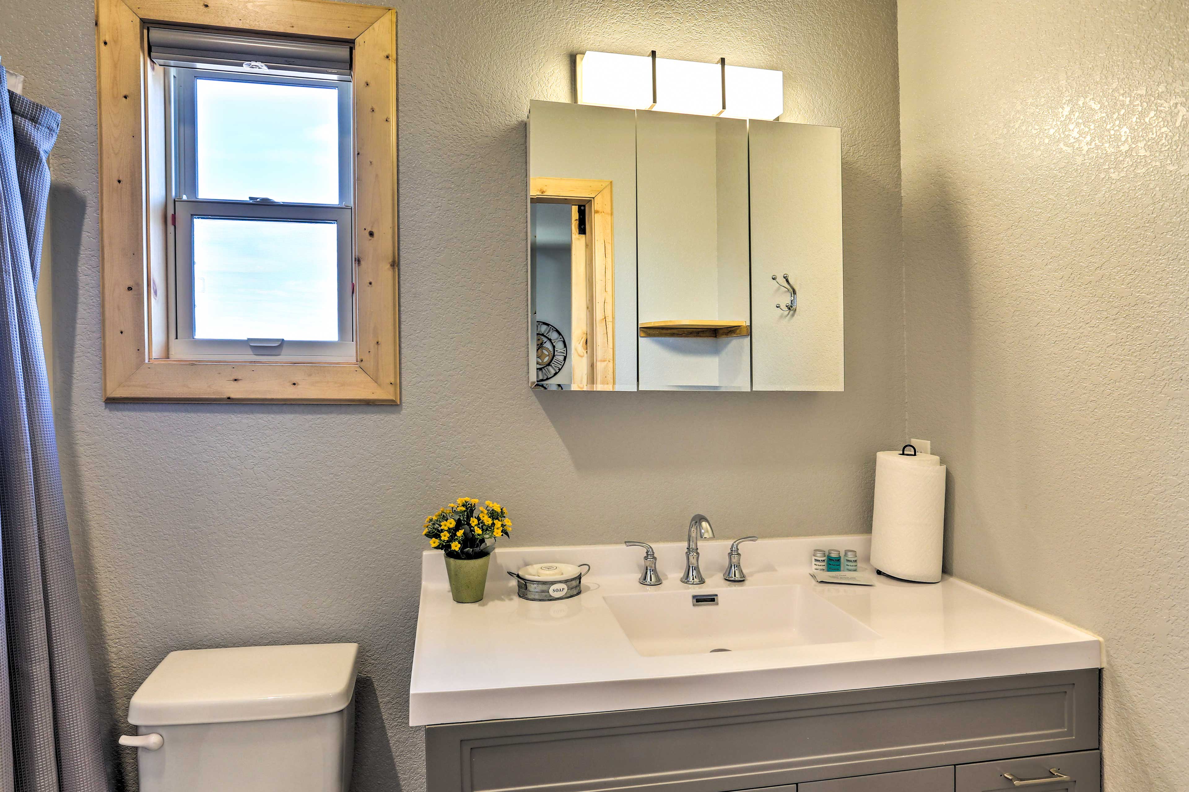 Full Bathroom | Complimentary Toiletries | Towels Provided