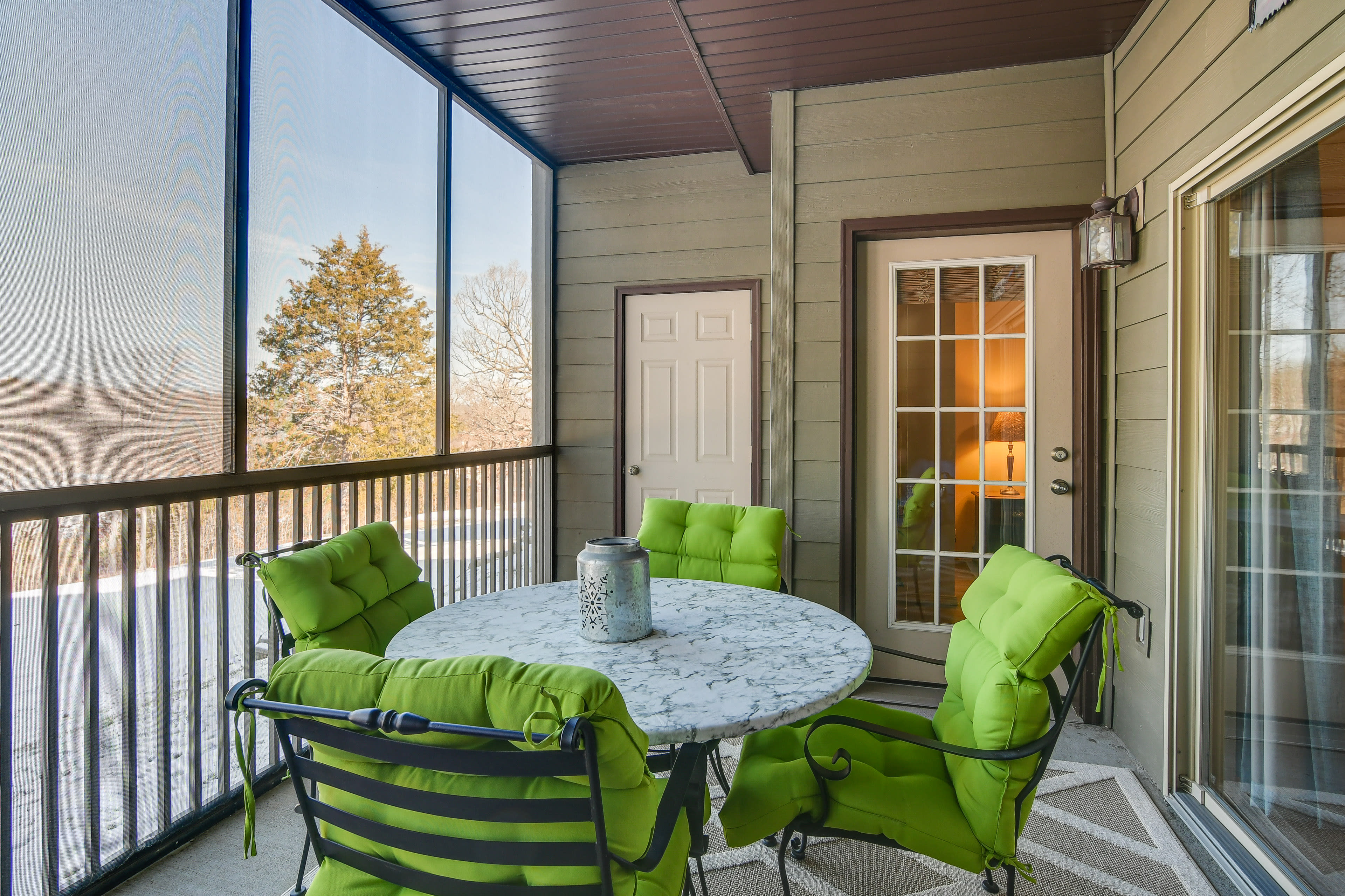 Screened-In Porch | Outdoor Dining Area