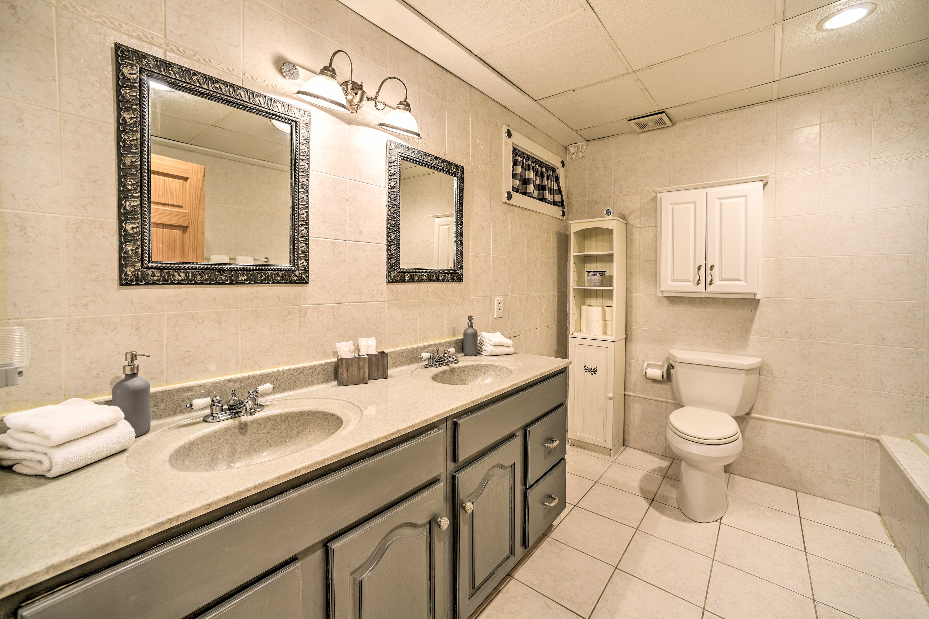 En-Suite Bathroom | Lower Level | Towels Provided