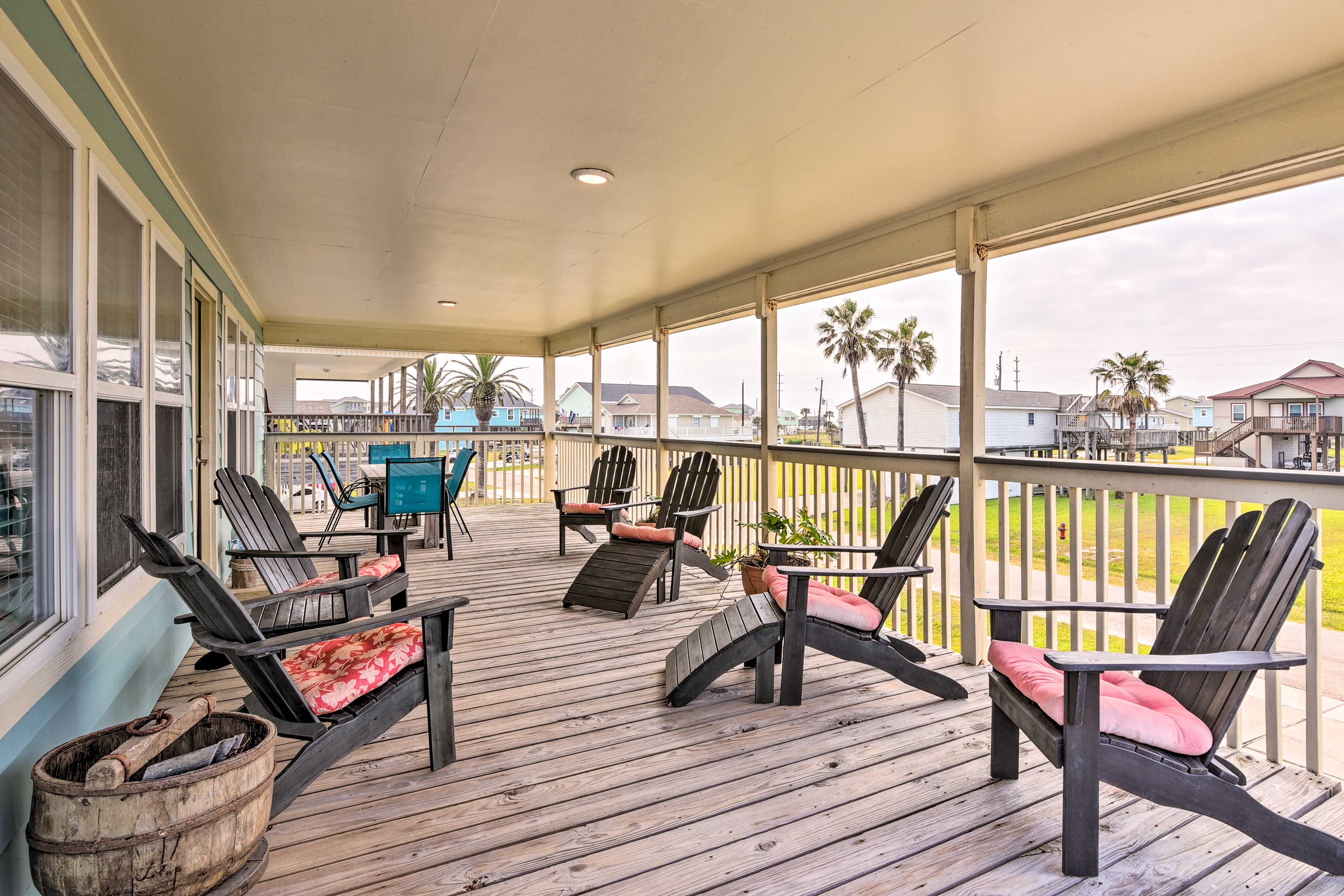 Galveston Home w/ Pool Access - Walk to Beach