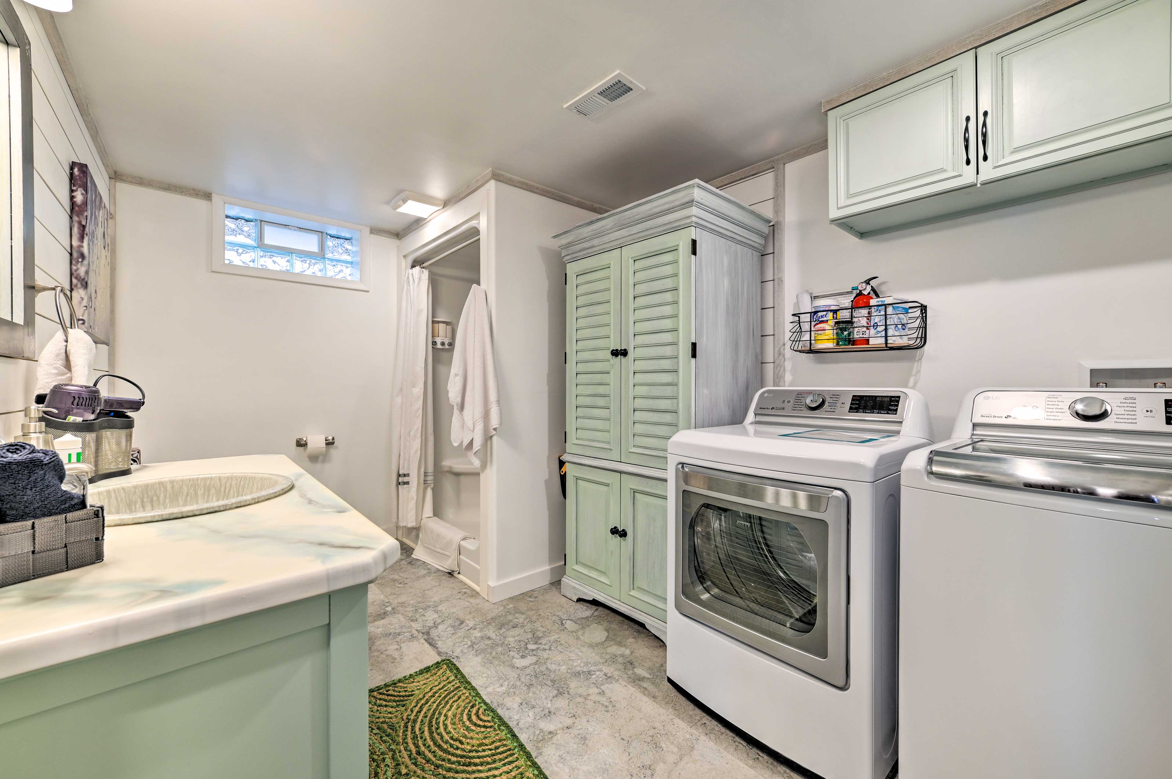 Full Bathroom & Laundry Room