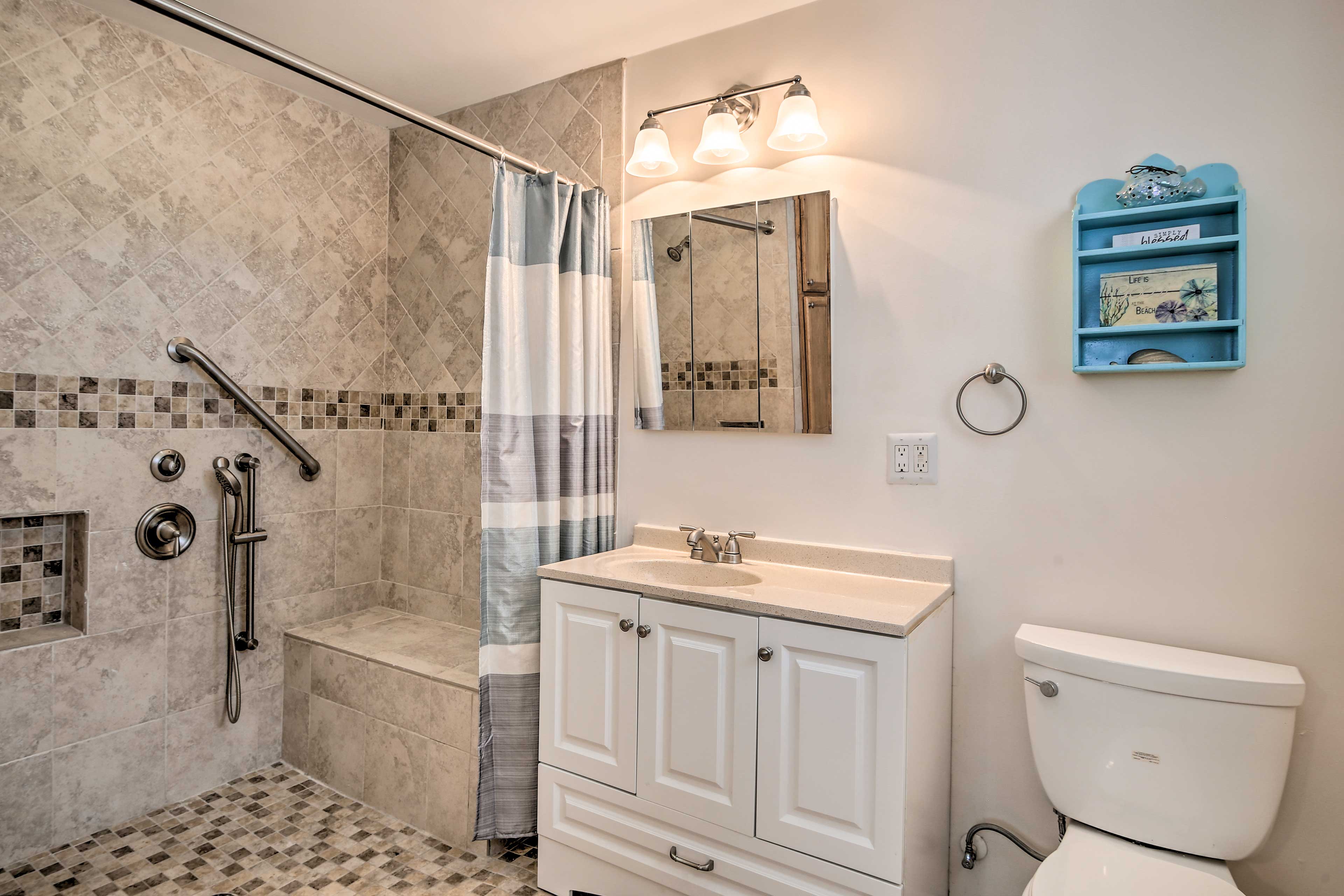 En-Suite Bathroom | Roll-In Shower | Complimentary Toiletries | Hair Dryer