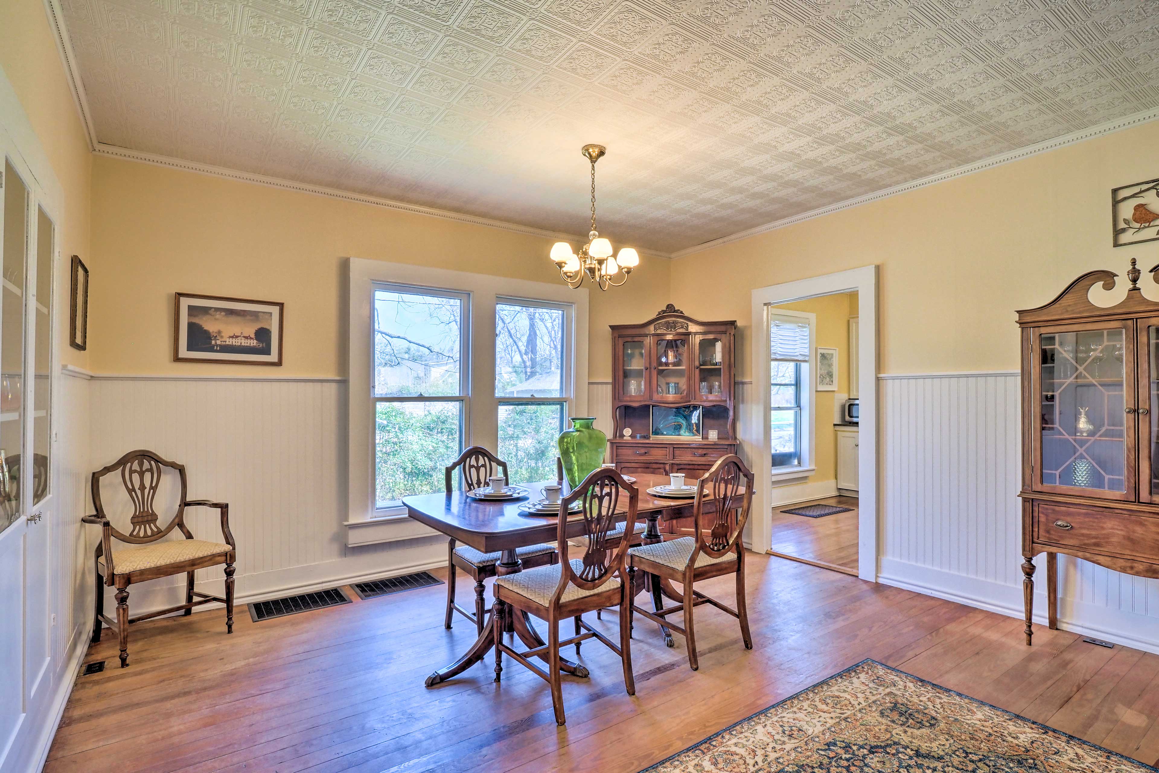 Dining Area | Dishware & Flatware Provided