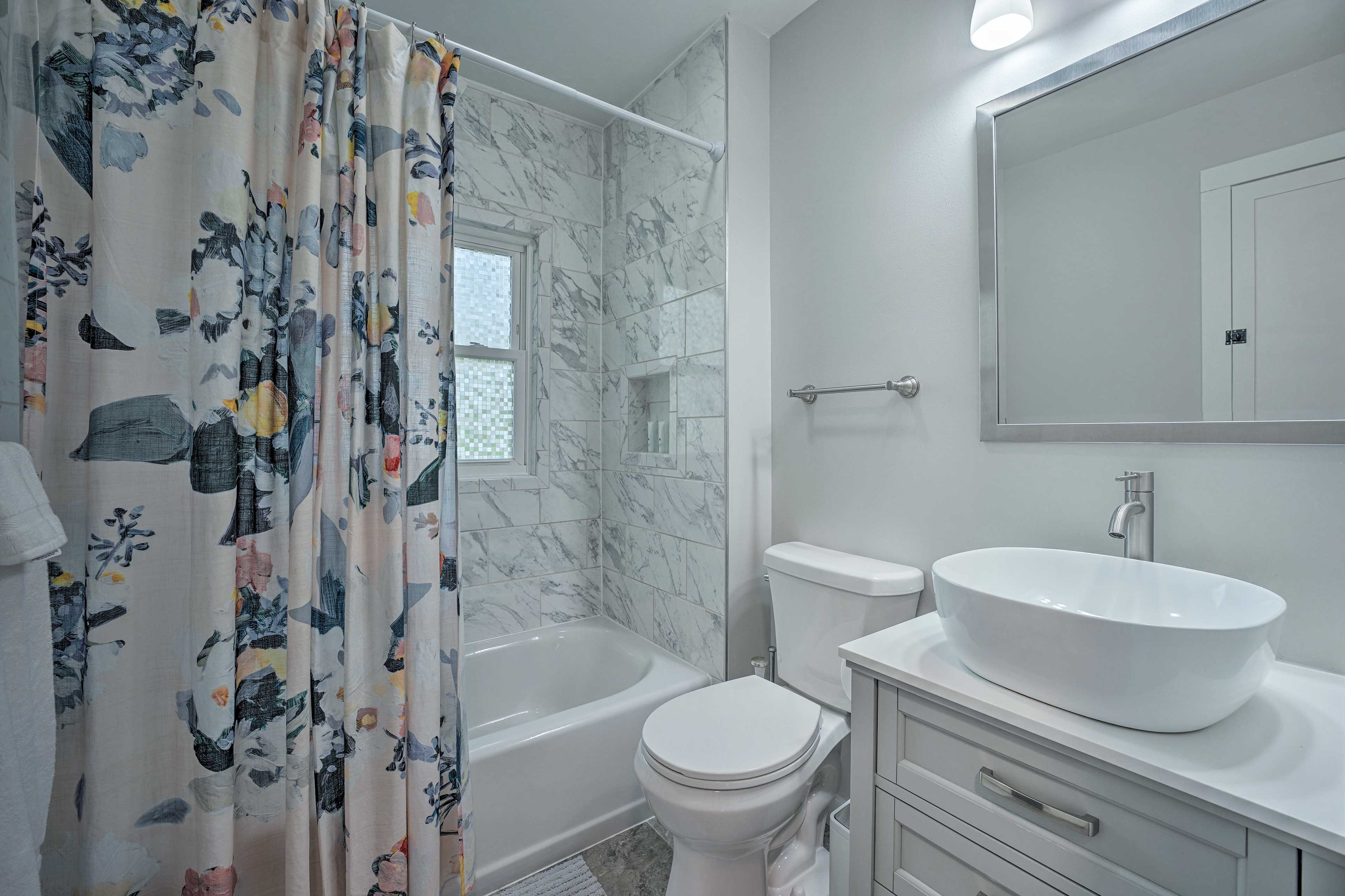 Full Bathroom | Towels Provided | Complimentary Toiletries