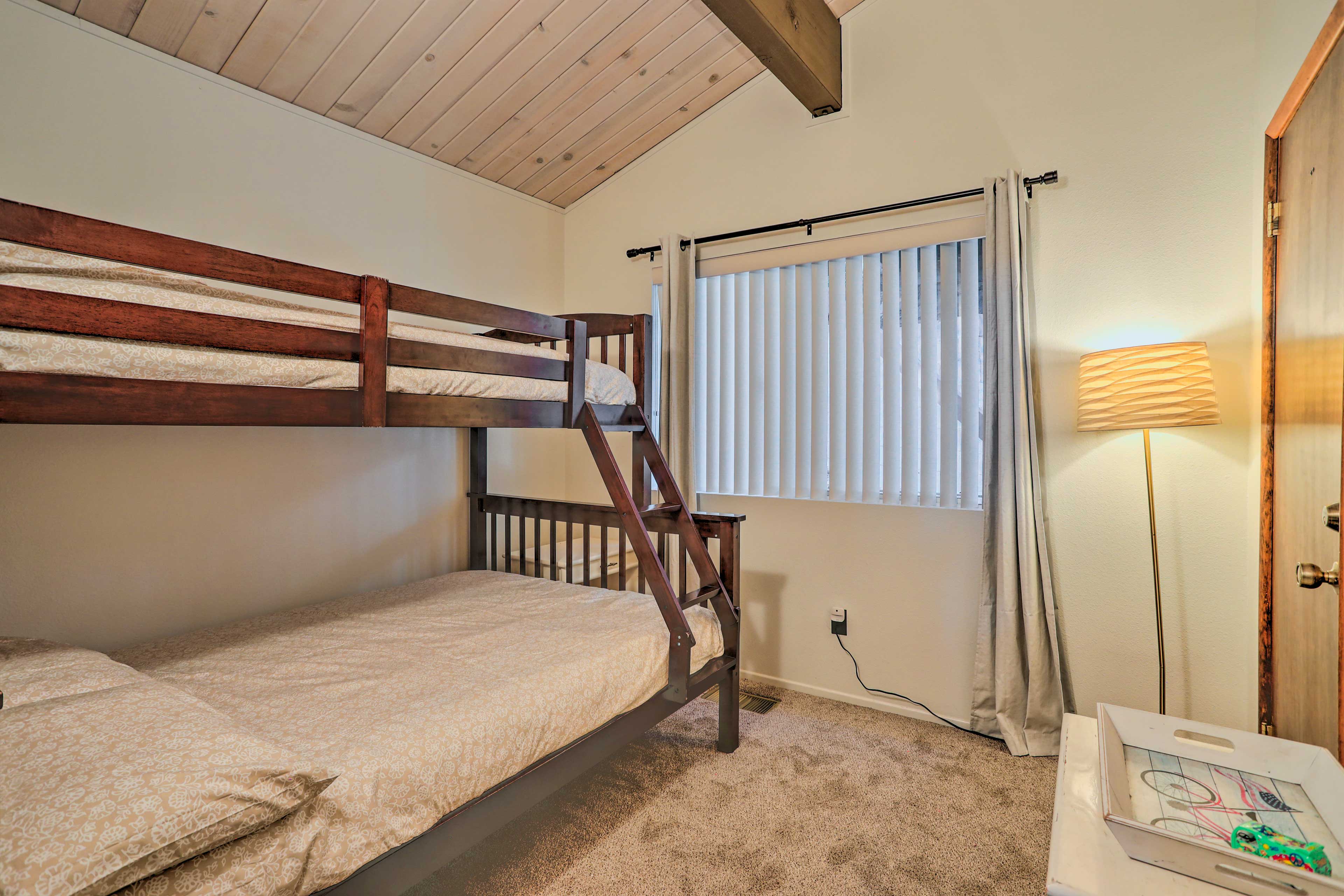 Bedroom 2 | Twin/Full Bunk Bed