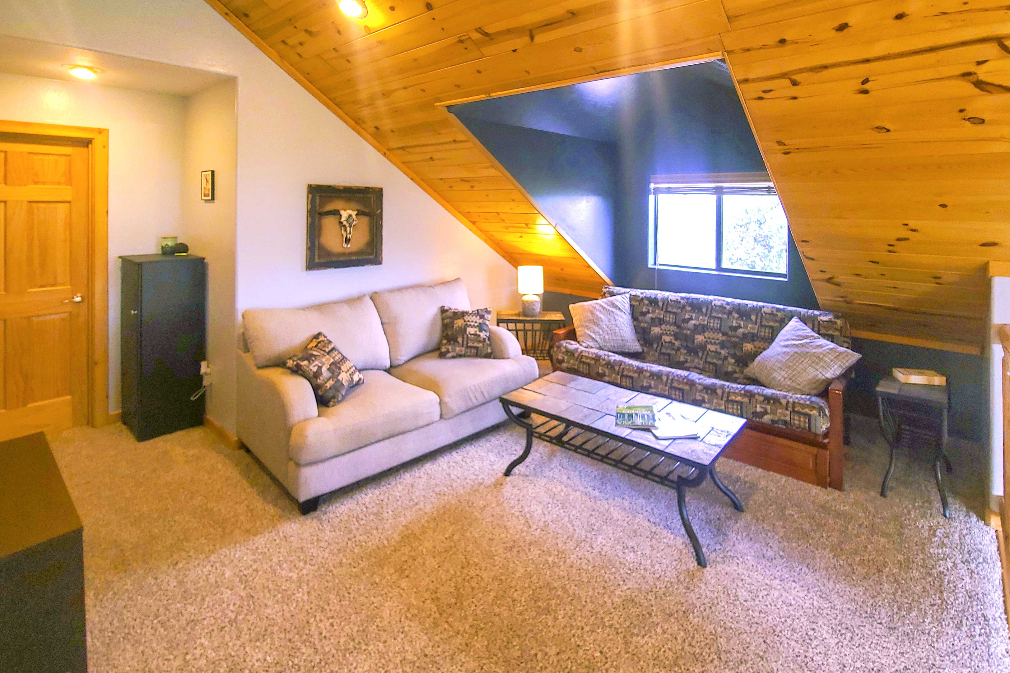 Loft | Flat-Screen TV | DVD Player | Full Futon