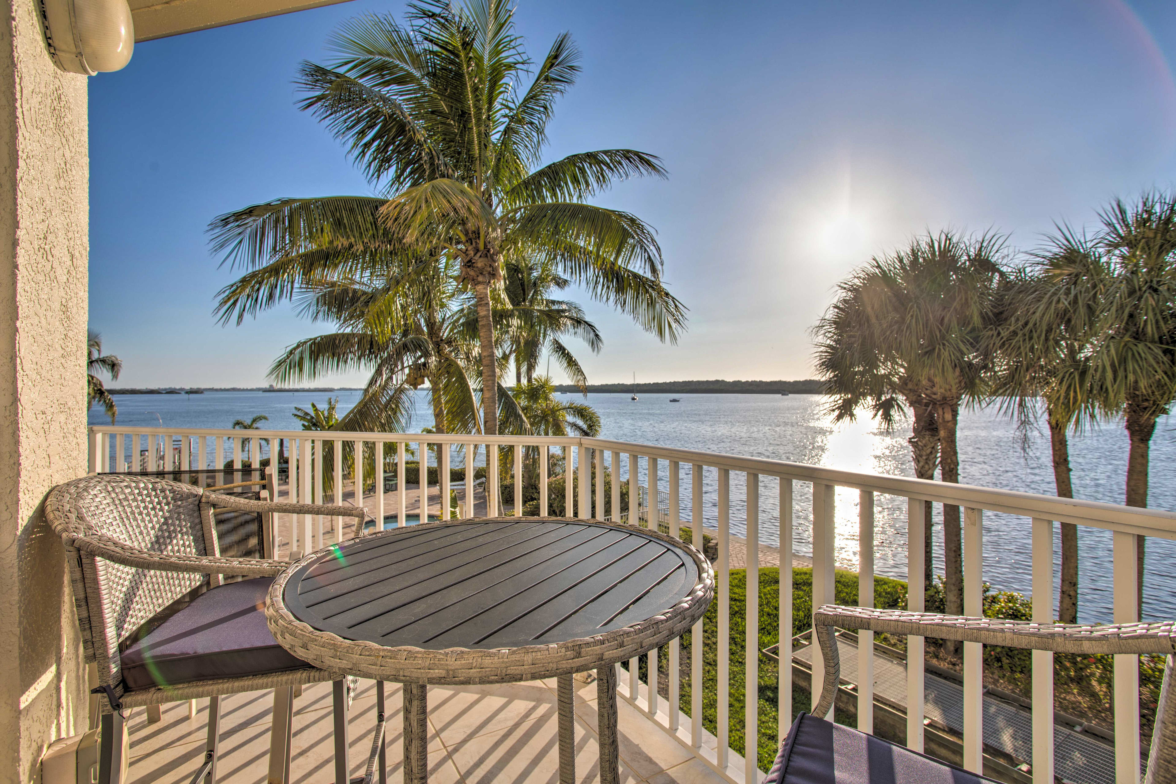 Bayfront Retreat: Private Balcony & Pool Access!