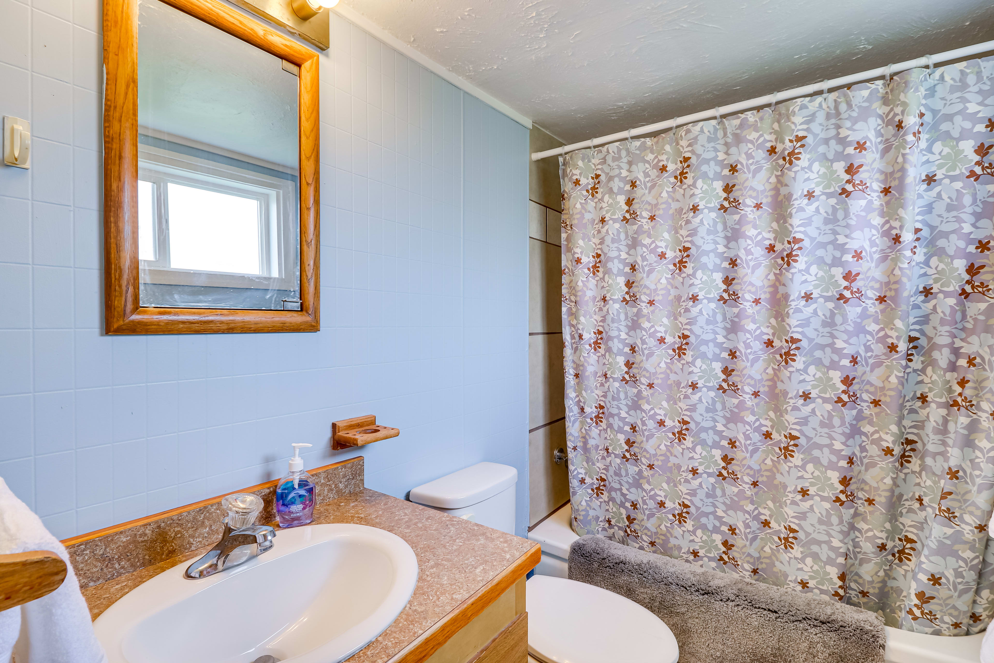 Full Bathroom | Complimentary Toiletries | Towels Provided