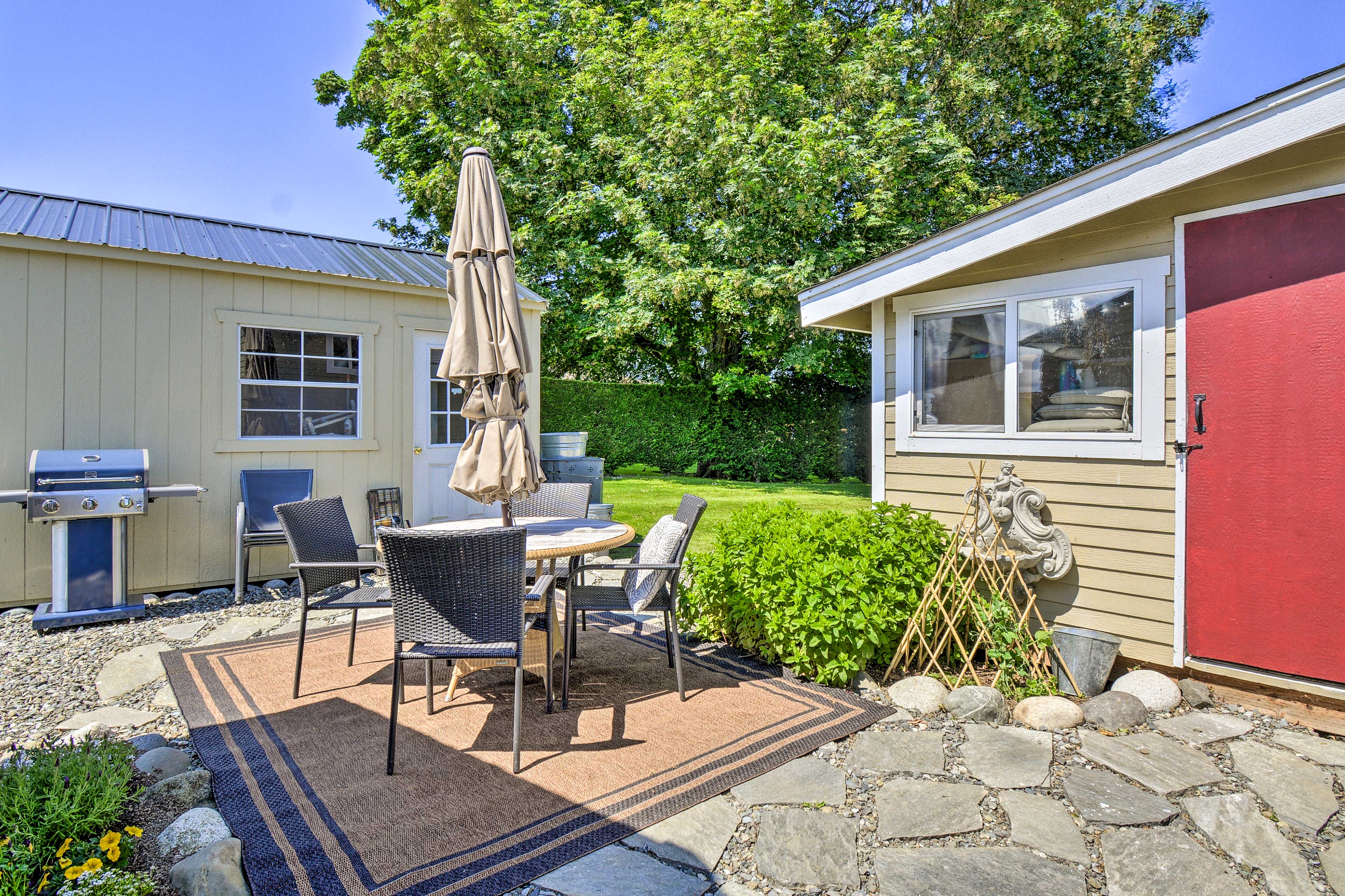 Patio & Yard | Gas Grill | Fire Pit | Outdoor Seating | Garden | Boating Nearby