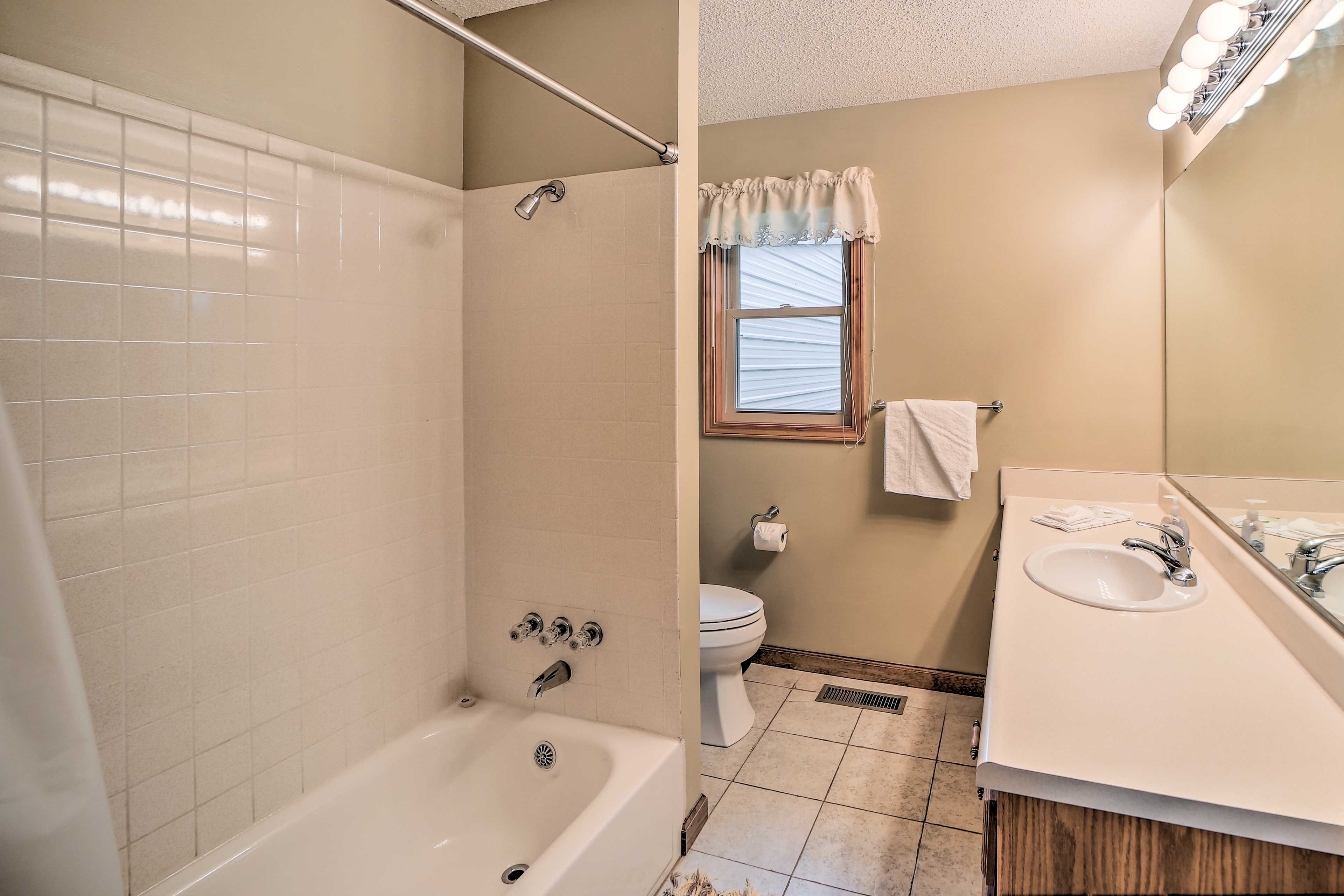 Full Bathroom | Linens & Towels | Complimentary Toiletries | Hair Dryer