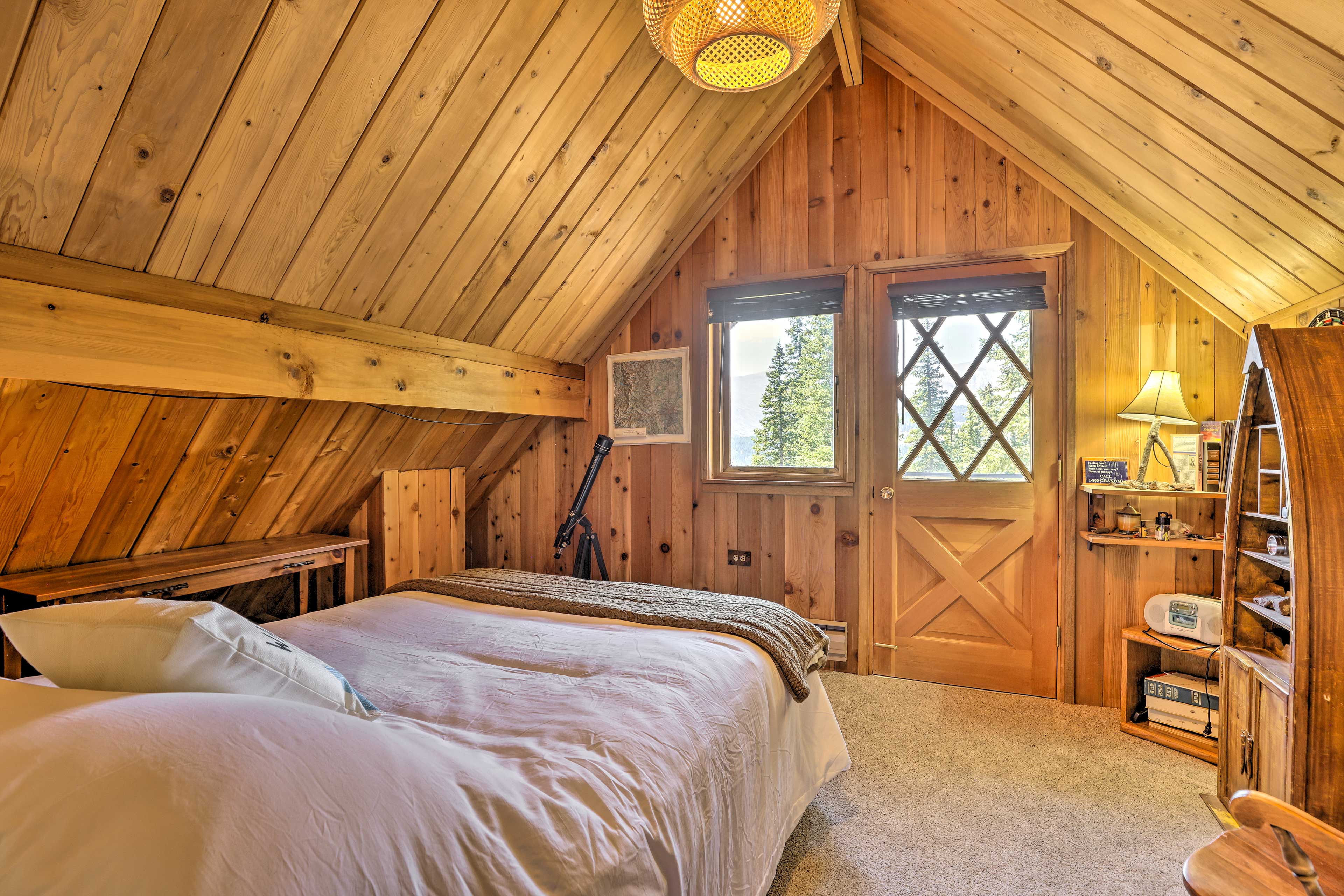 Bedroom 2 | Upper Level | Full Bed | Books | Telescope