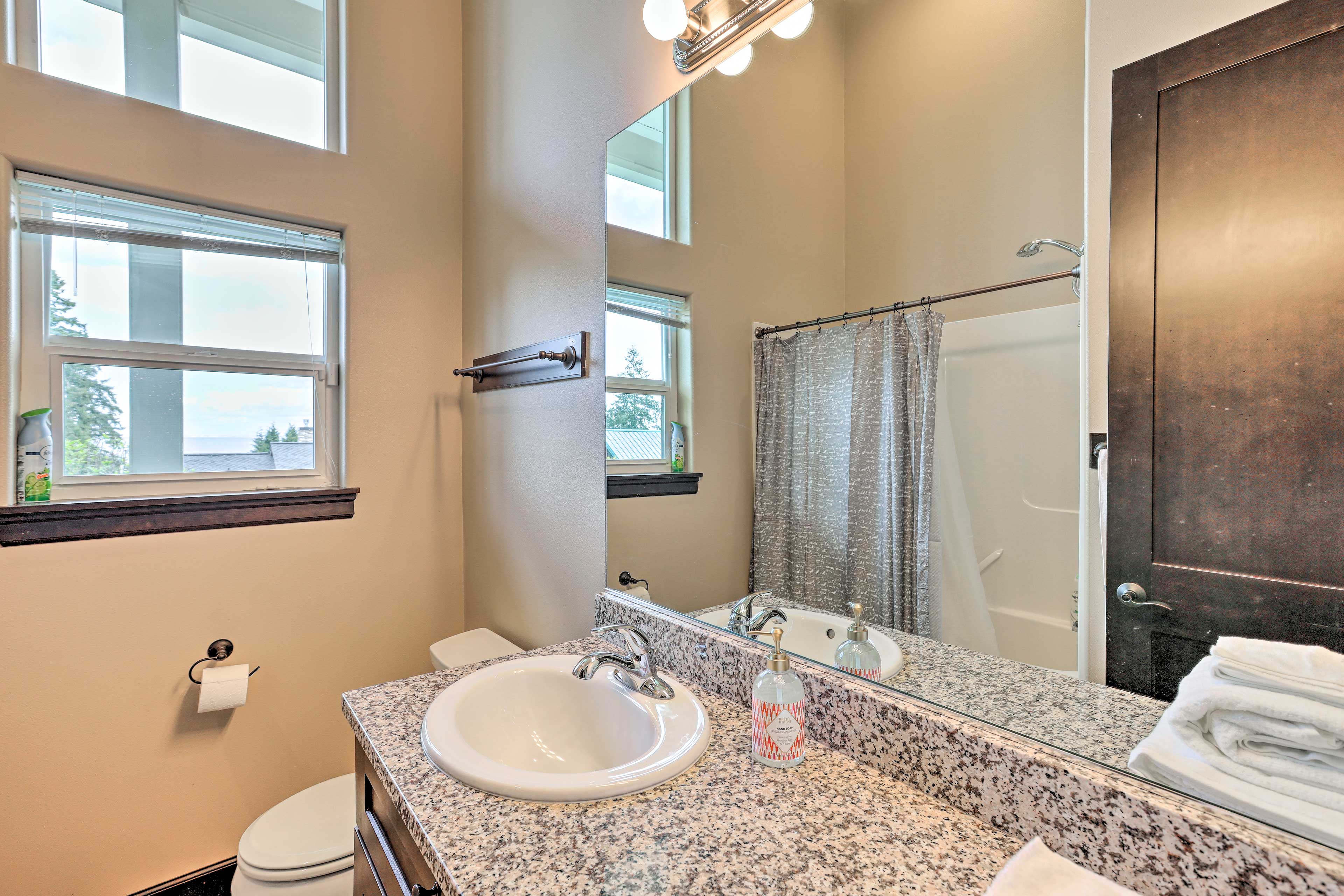 En-Suite Bathroom | Main Level | Towels Provided