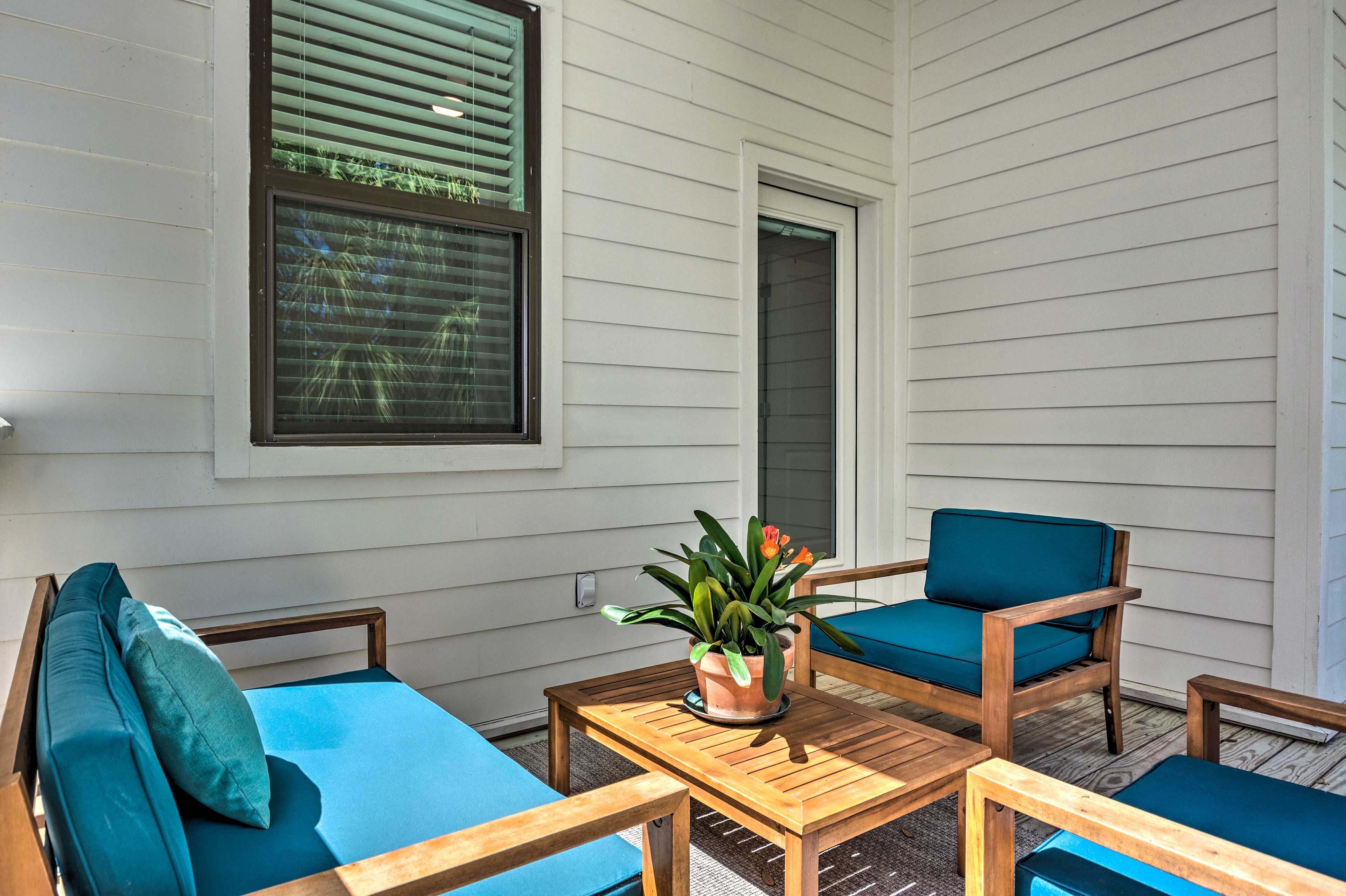 House Exterior | Furnished Porch