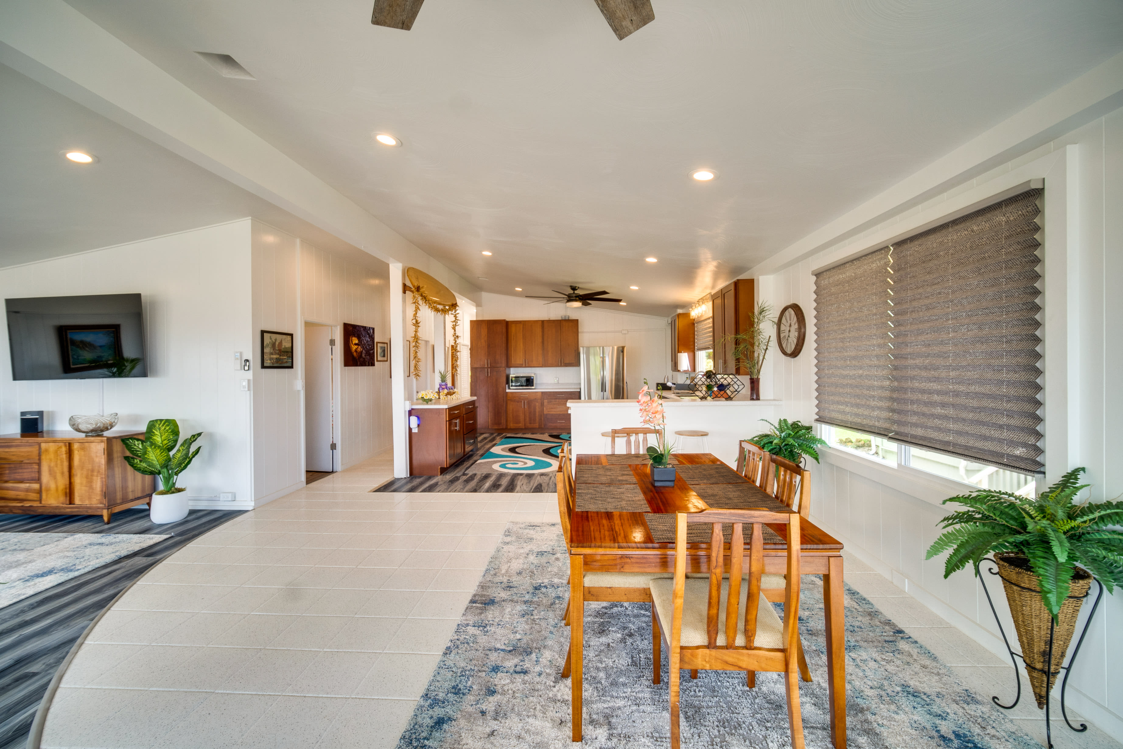 Dining Table | Dishware Provided