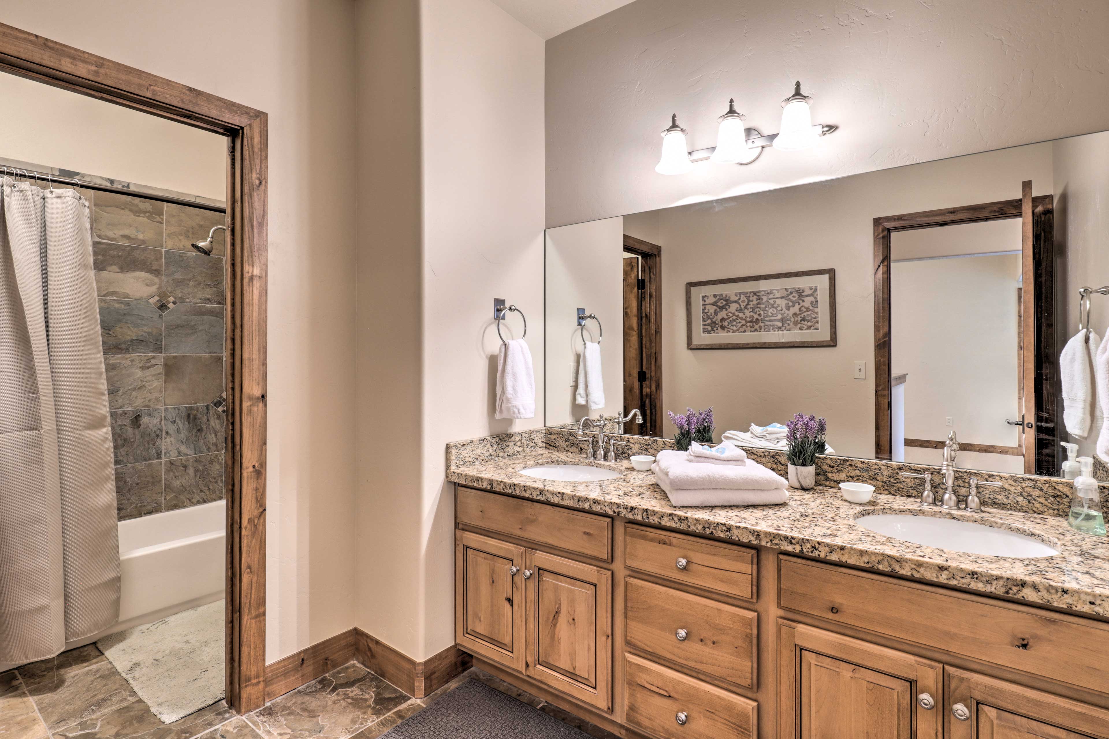 Full Bathroom | Complimentary Toiletries | 2nd Floor