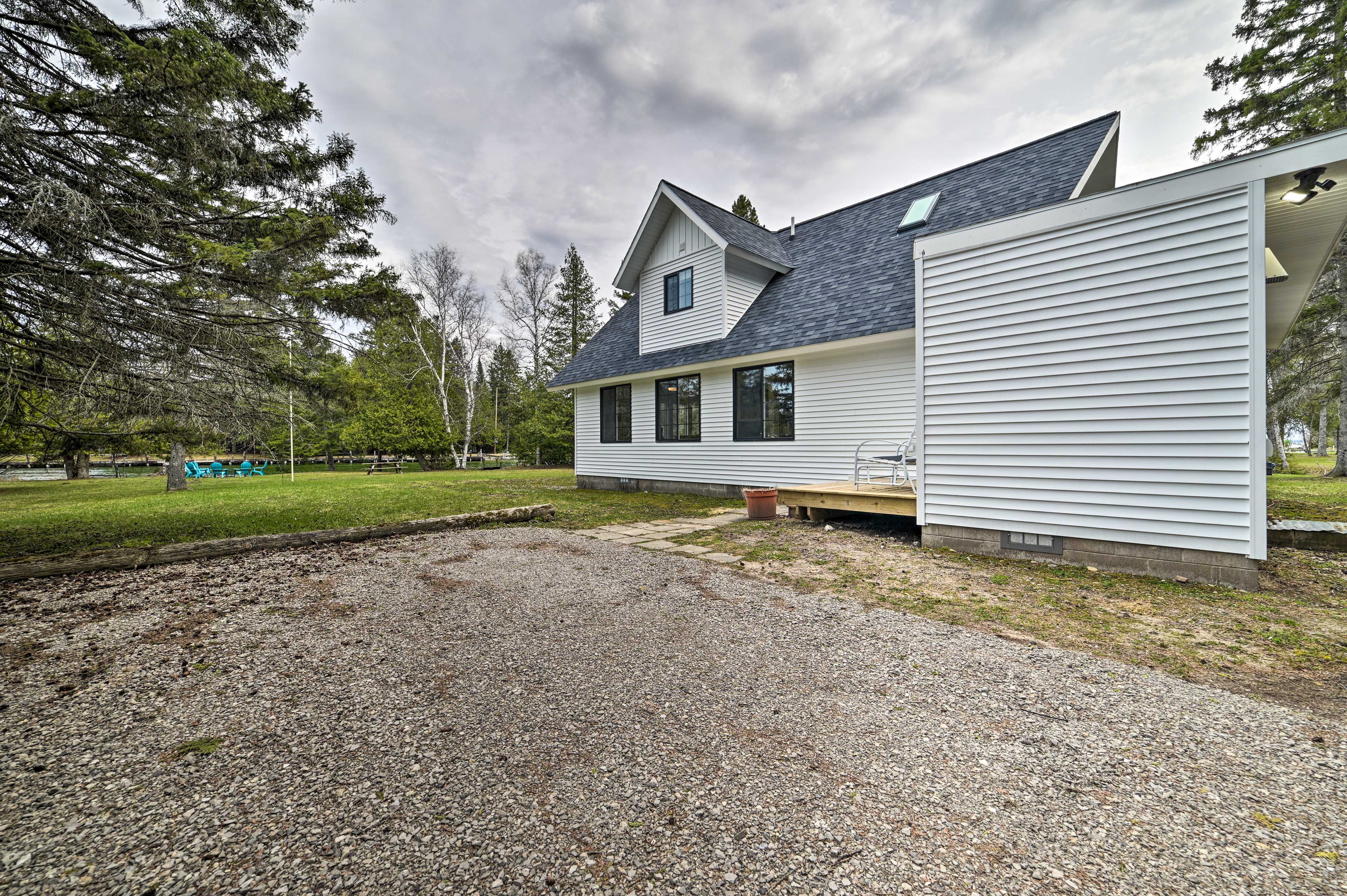 Parking | Driveway (4 Vehicles)