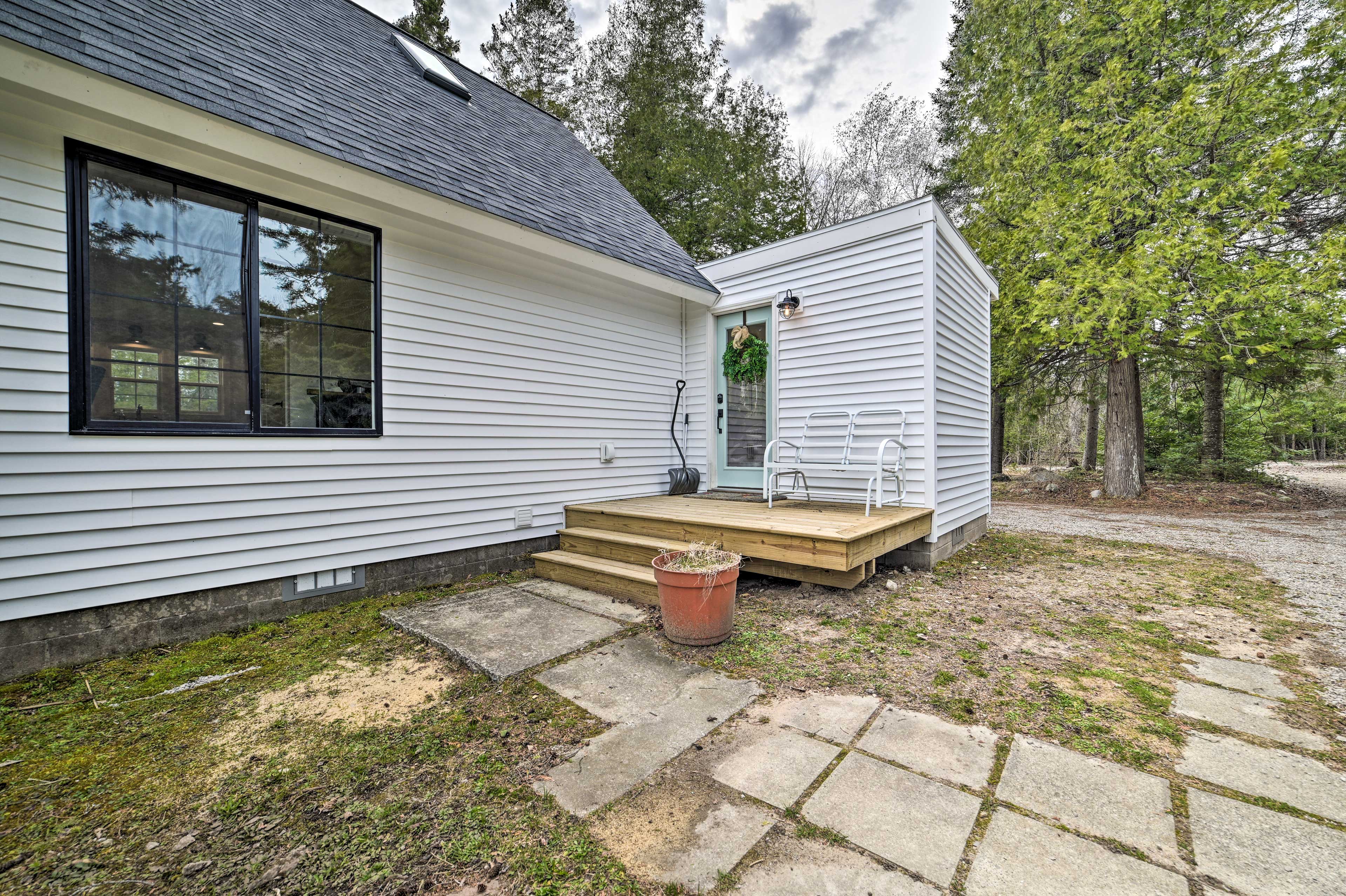 Deck | Entrance to Cabin | Keyless Entry