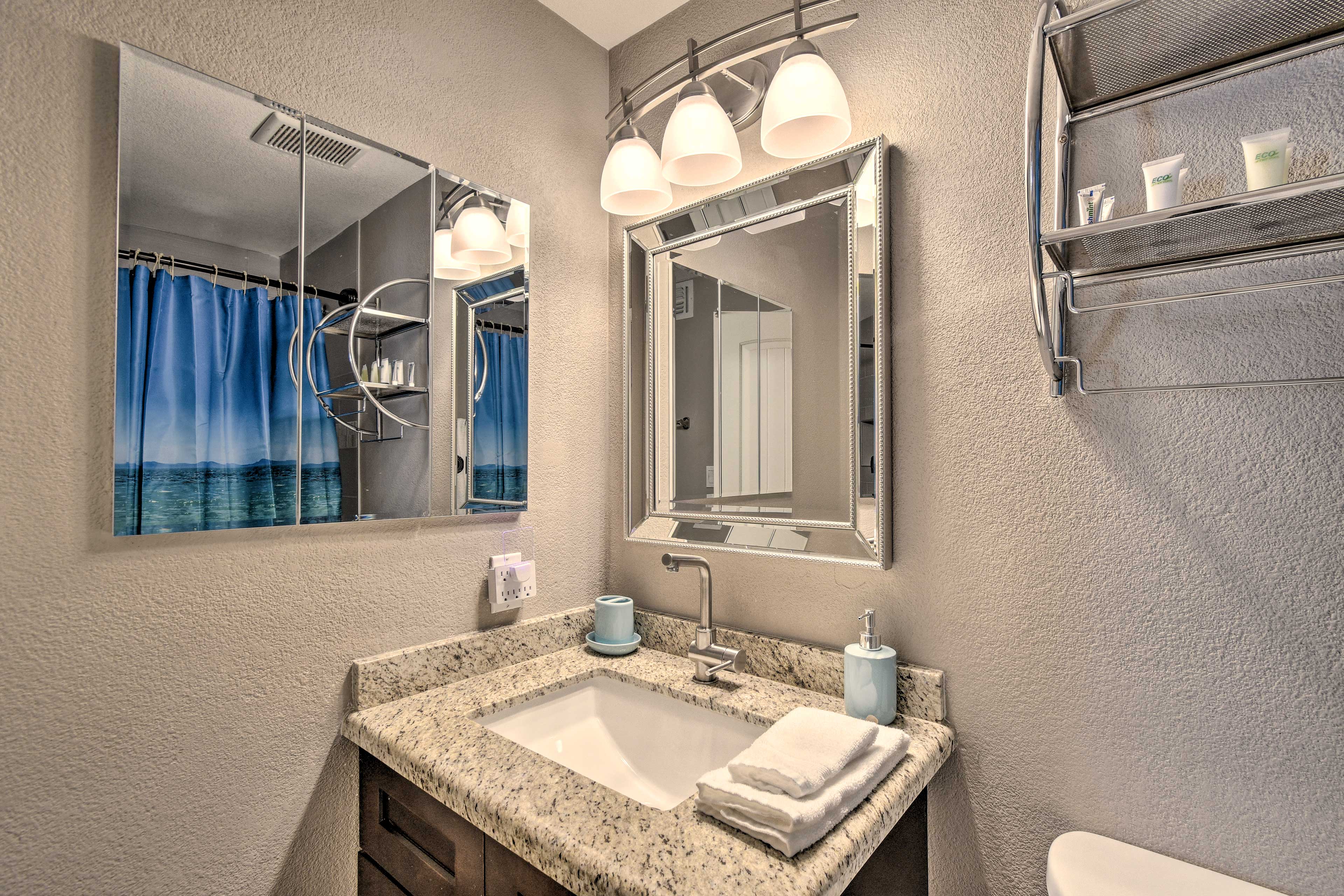 Full Bathroom | Main Level | Towels Provided