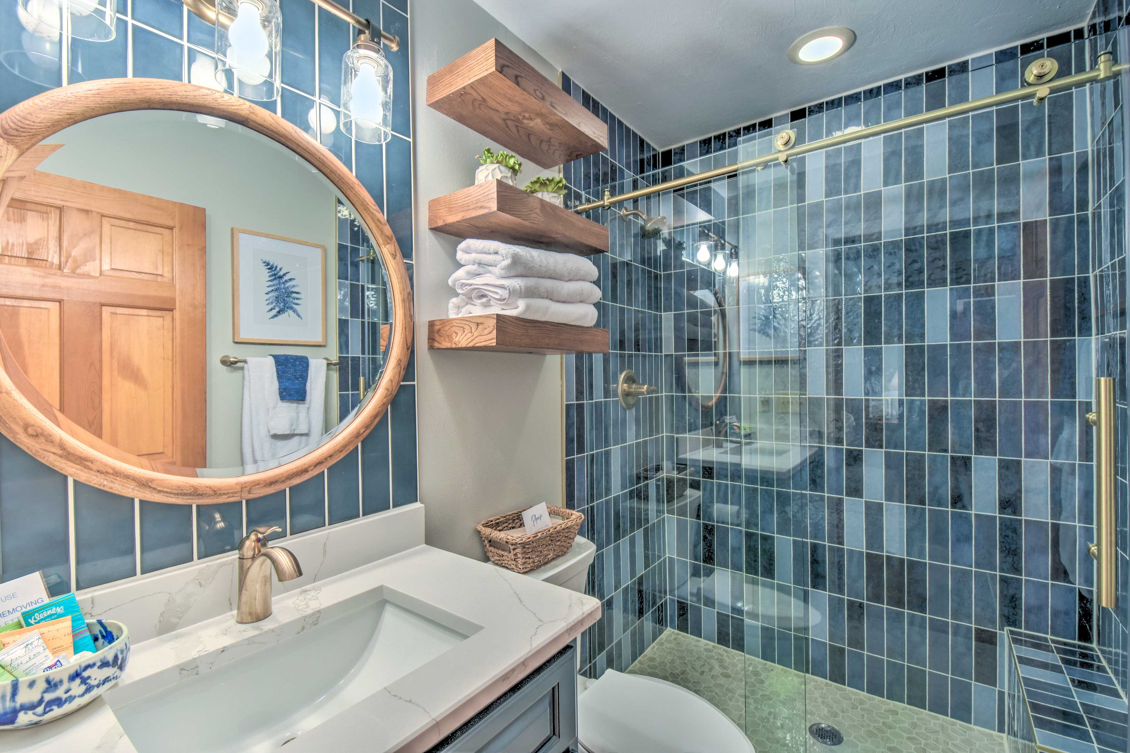 Full Bathroom | 1st Floor | Complimentary Toiletries