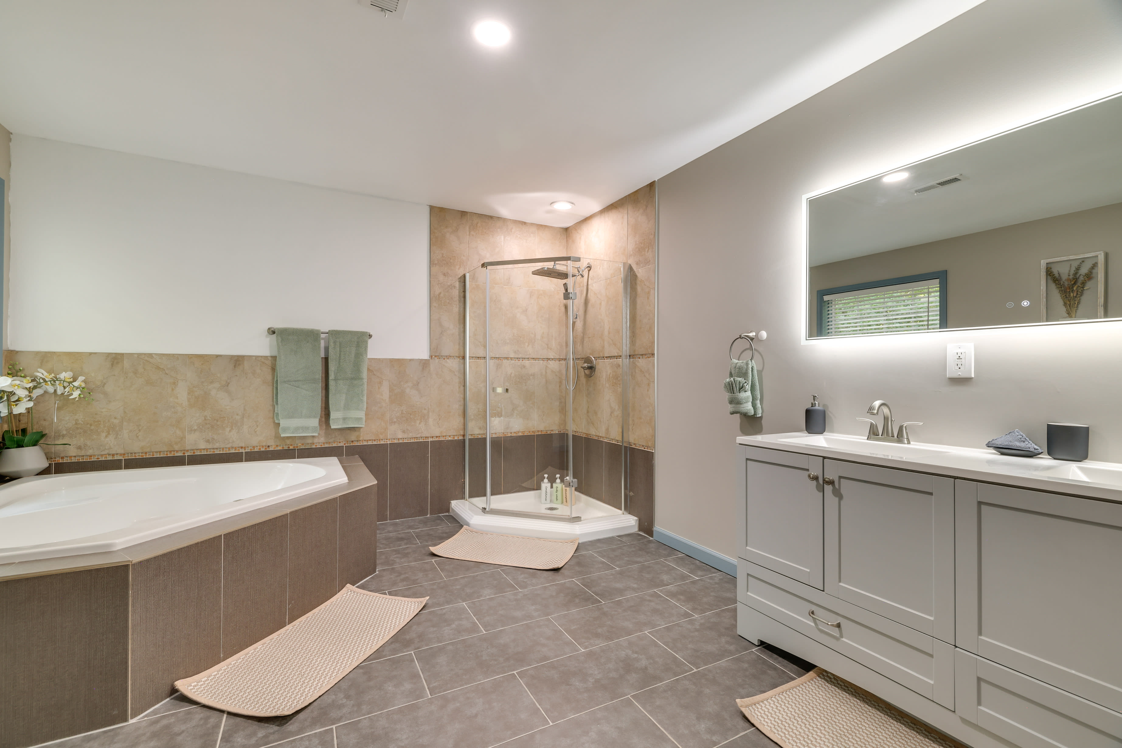 Full En-Suite Bathroom | 2nd Floor | Complimentary Toiletries