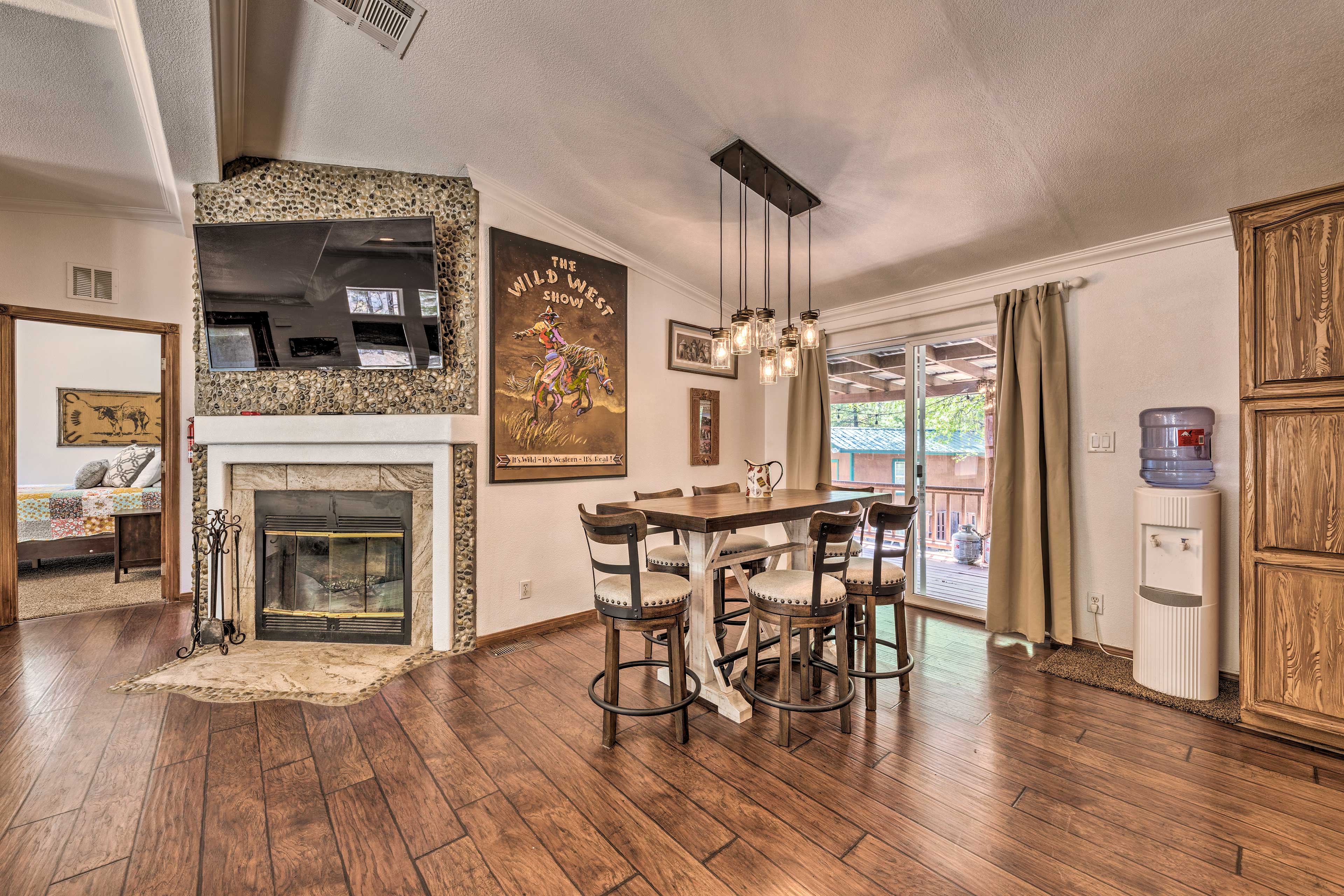 Dining Area | 6-Person Dining Table