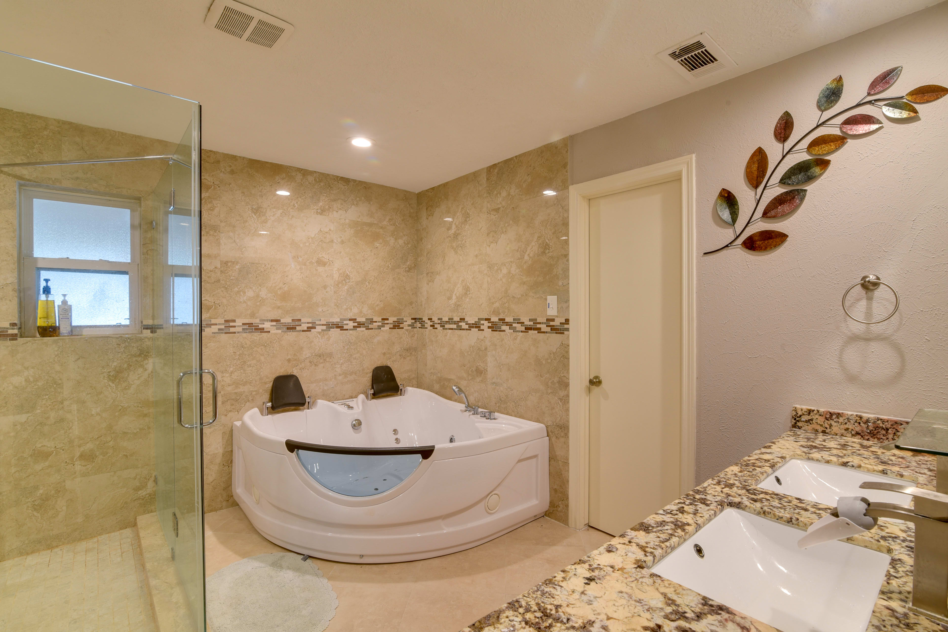 Full Bathroom | Access Via Bedroom 1 | Towels Provided | Jetted Tub | Hair Dryer