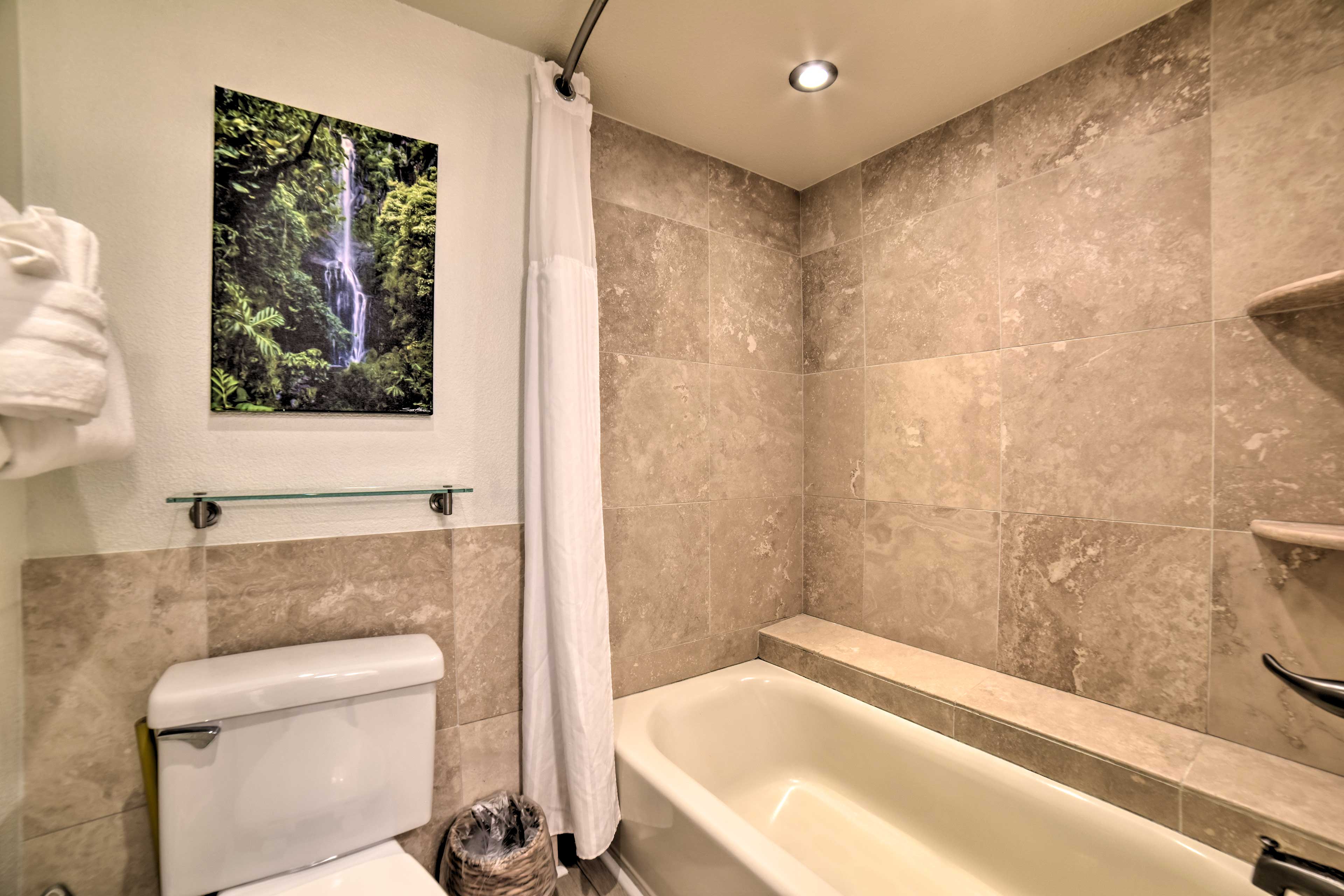 Full Bathroom | Complimentary Toiletries | Towels Provided
