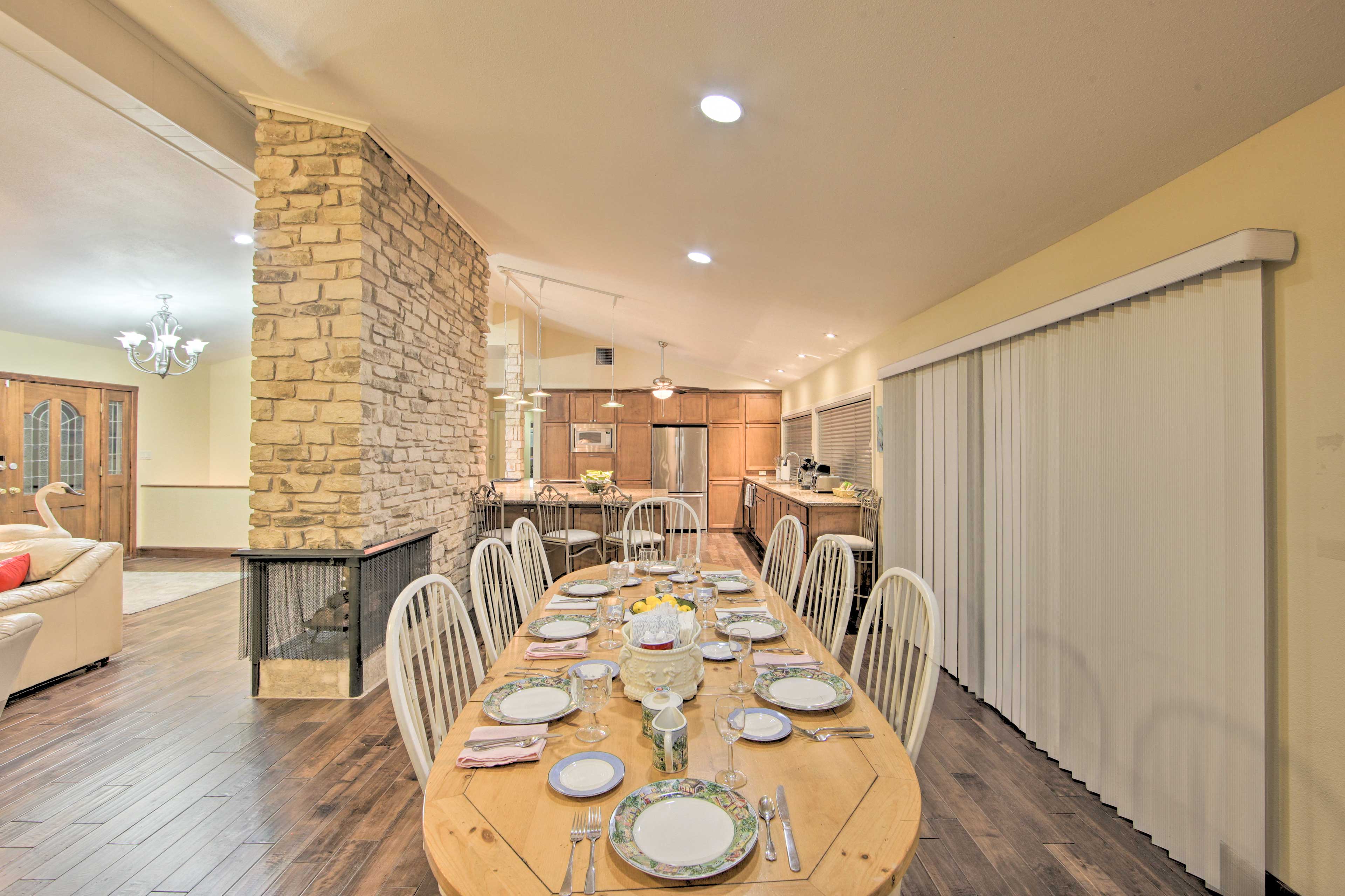 Dining Area | 8-Person Dining Table