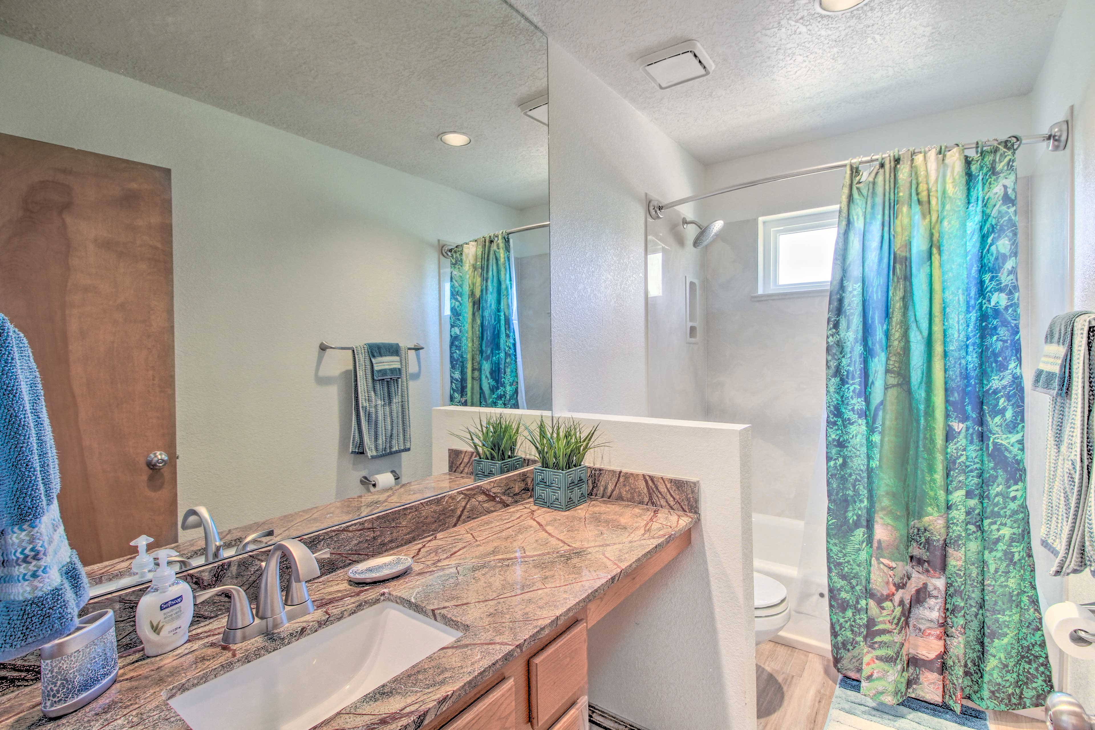 Full Bathroom | Upper Level | Complimentary Toiletries