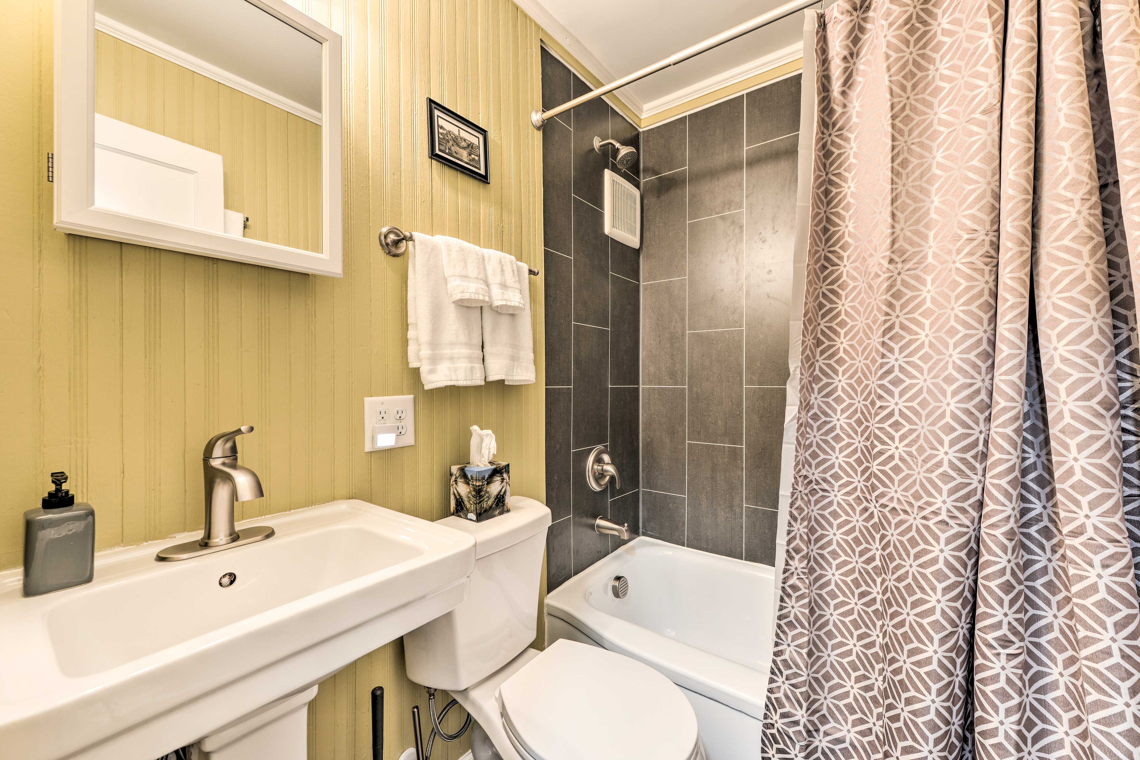 Full Bathroom | Complimentary Toiletries Provided