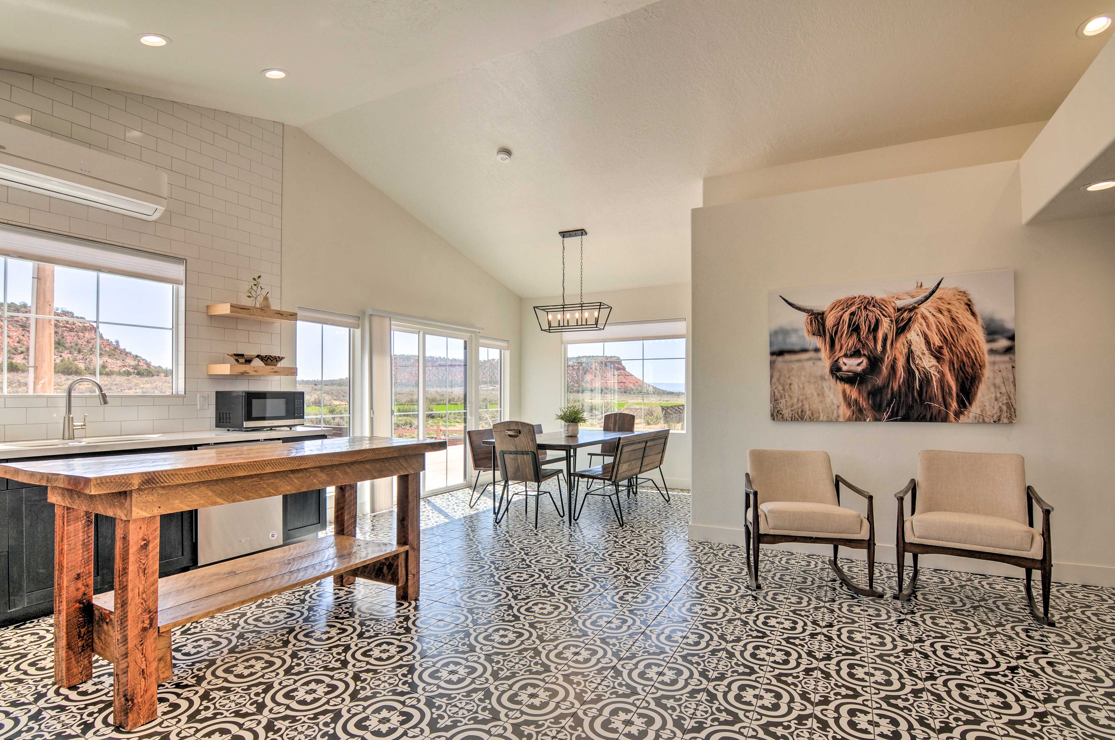 Modern Ranch House w/ Fire Pit & Valley Views