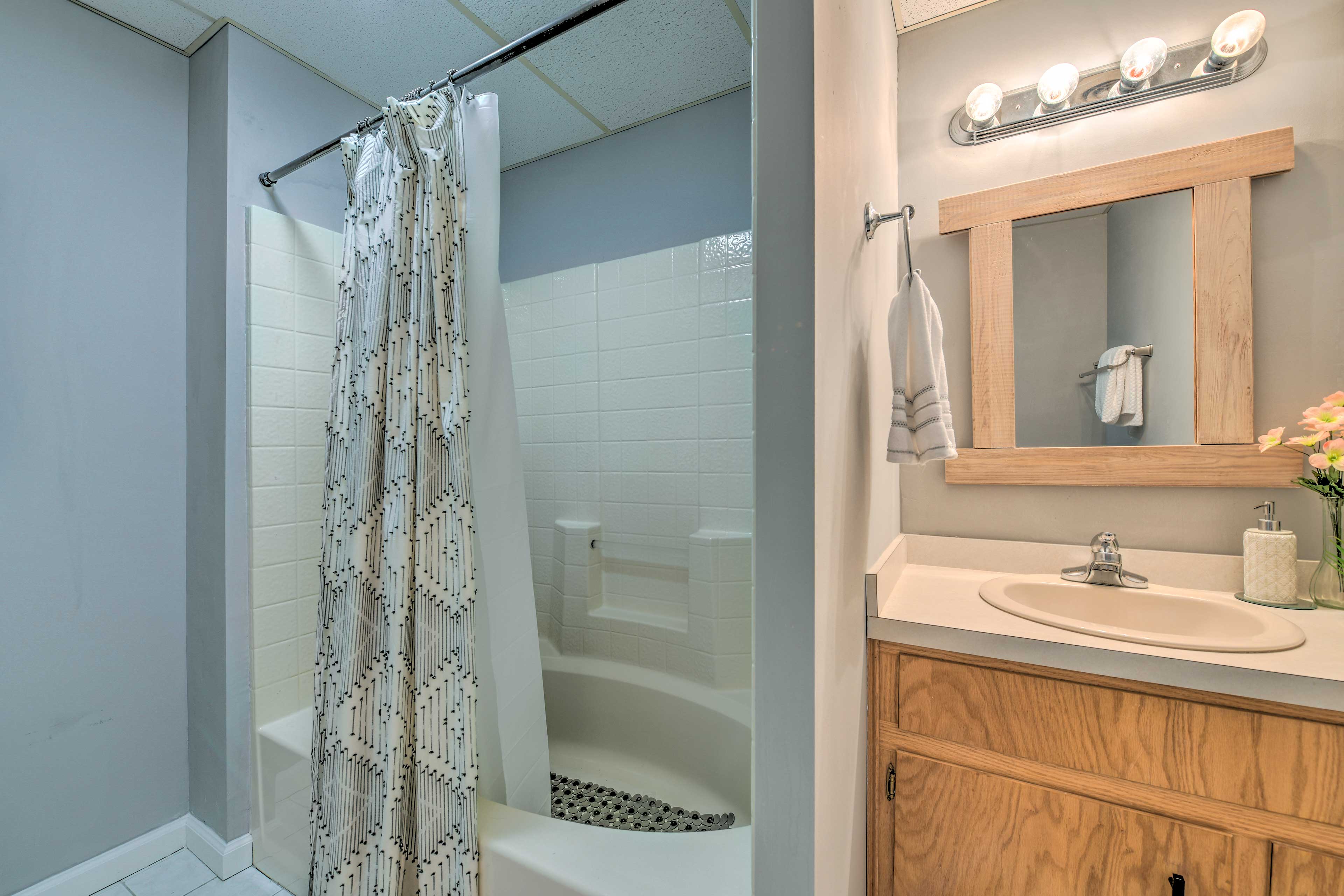 Full Bathroom | Complimentary Toiletries | Lower Floor