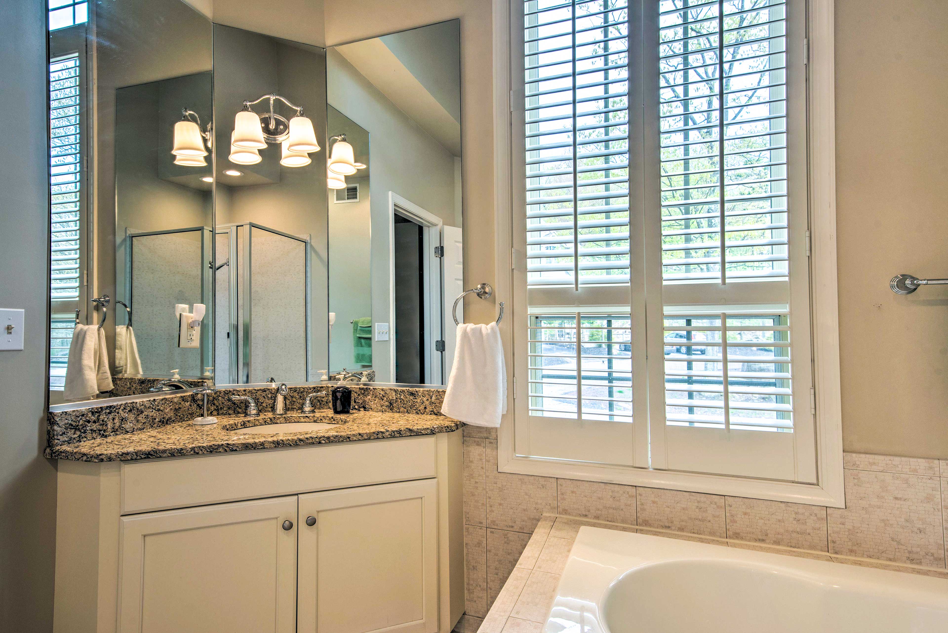 En-Suite Bathroom | Towels Provided | Soaking Tub