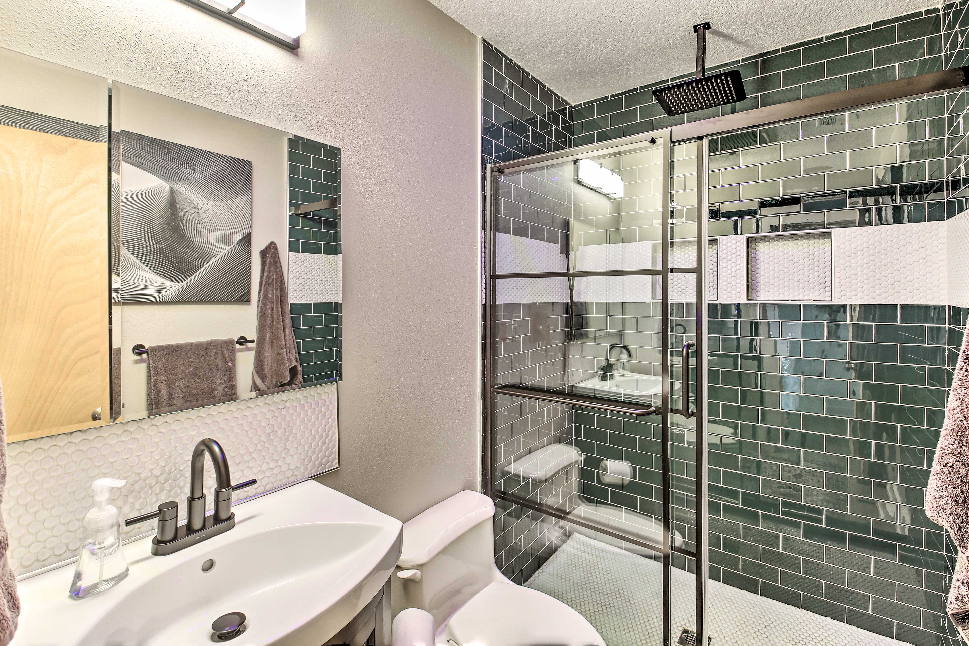 Full Bathroom | Towels Provided | Complimentary Toiletries