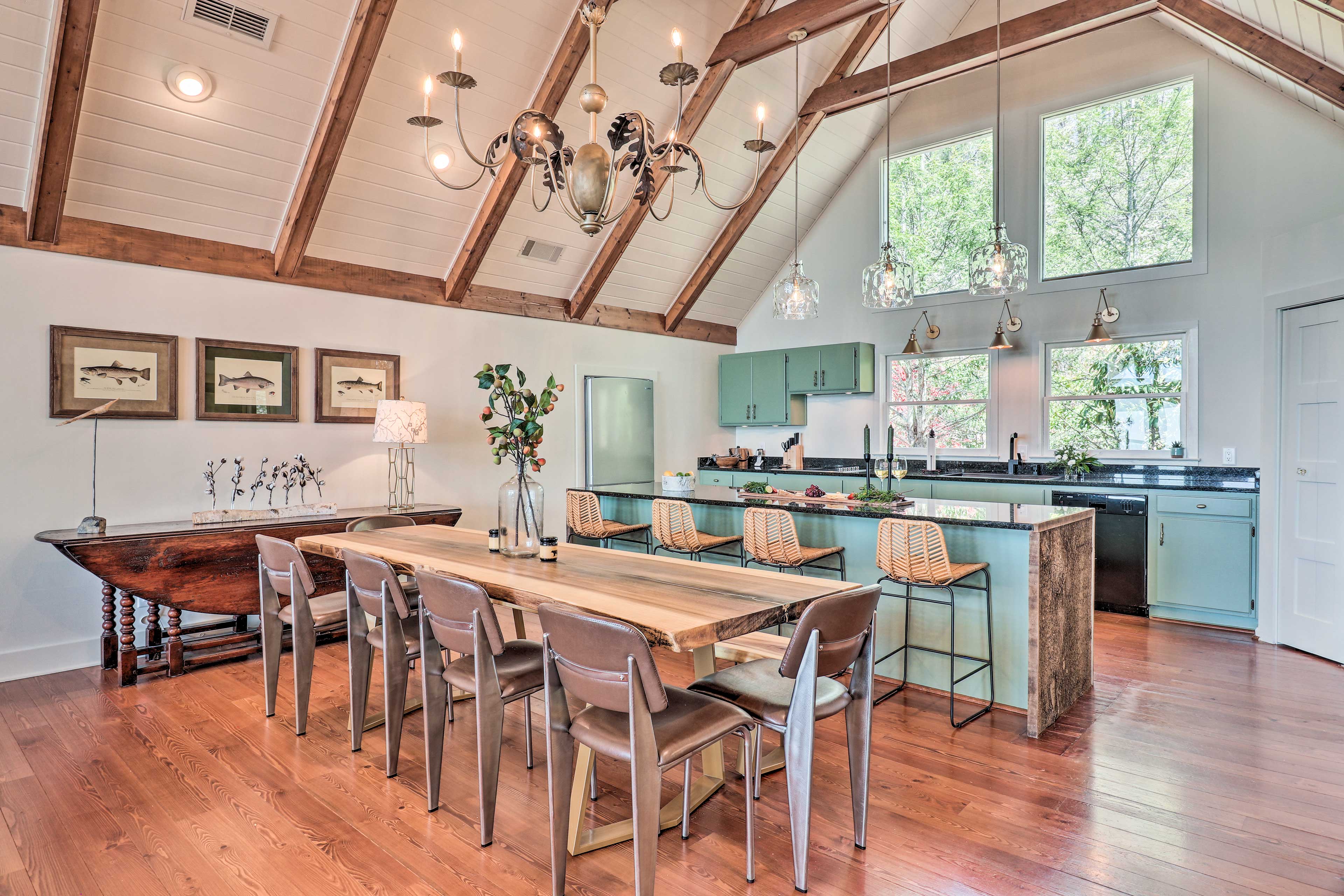 Dining Area | Dishware & Flatware Provided | Breakfast Bar