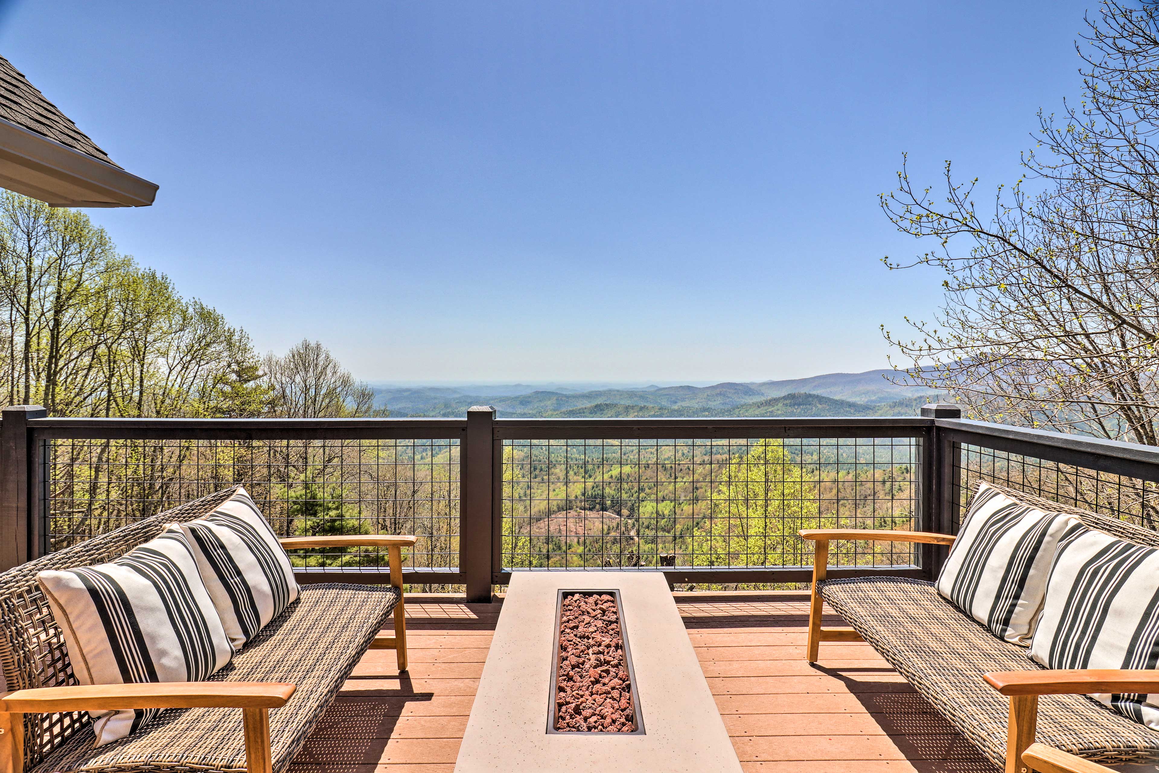 Stunning Highlands Escape w/ Fireplace & Game Room