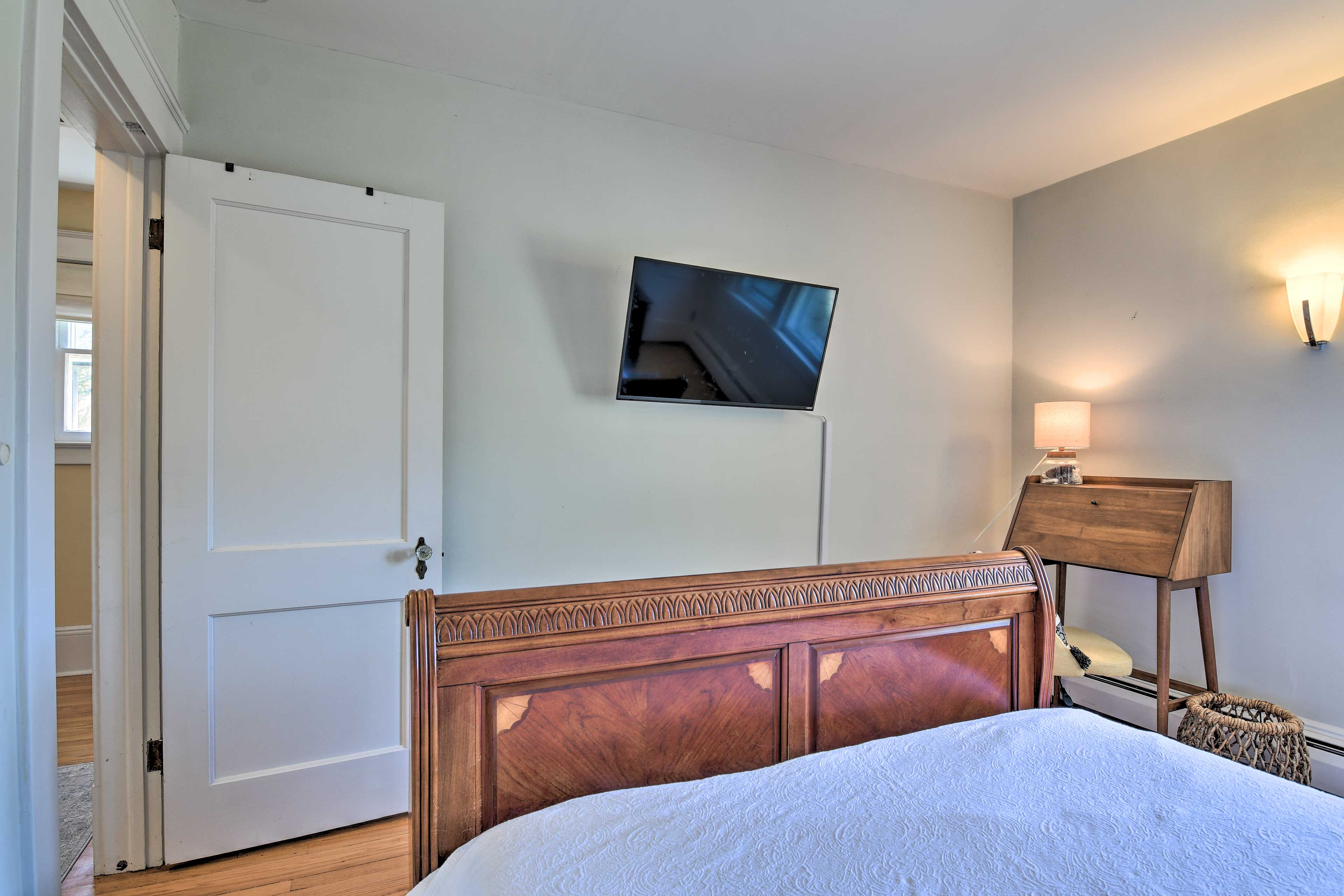 Bedroom 1 | Linens & Towels | Smart TV