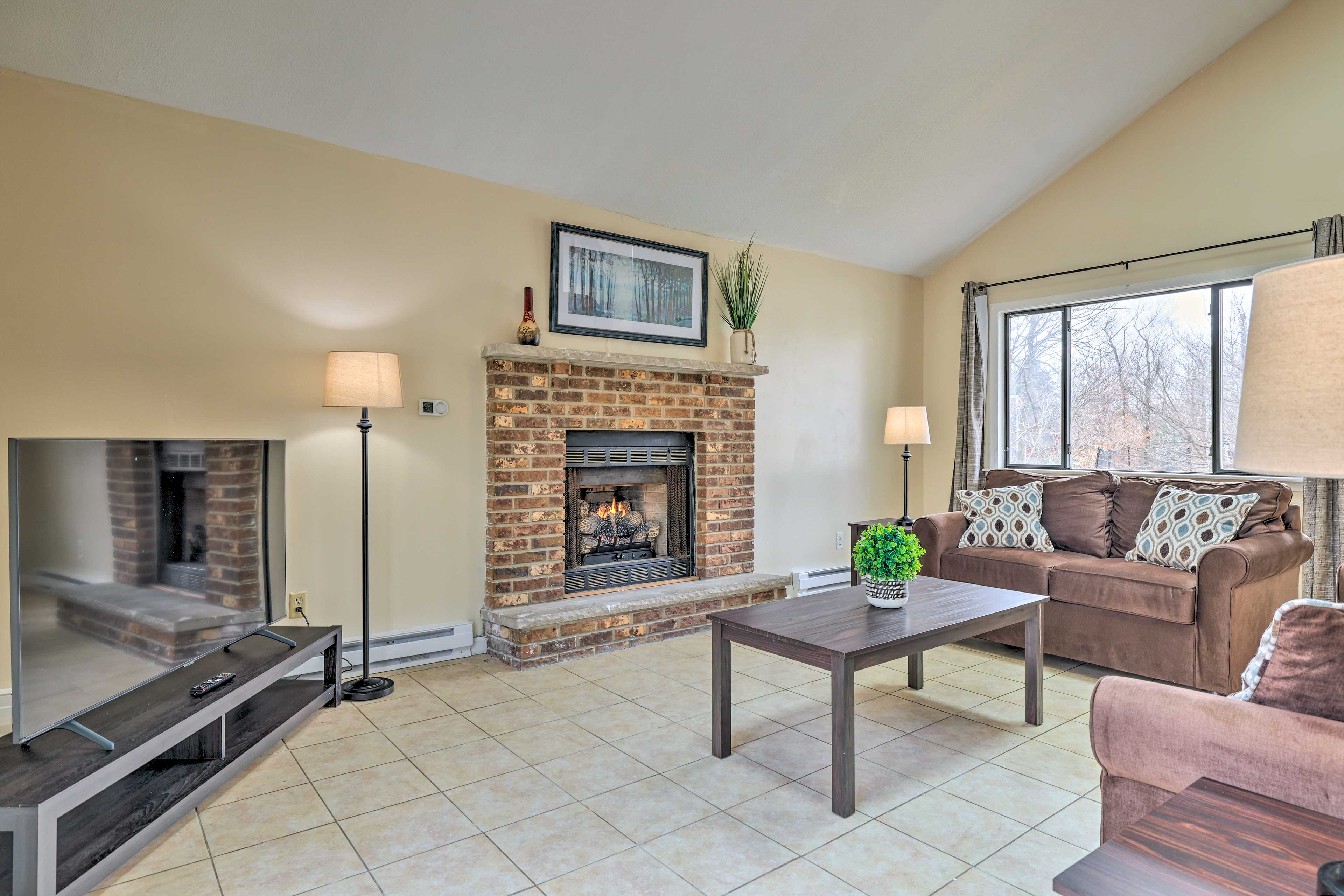 Living Room | Smart TV | Gas Fireplace