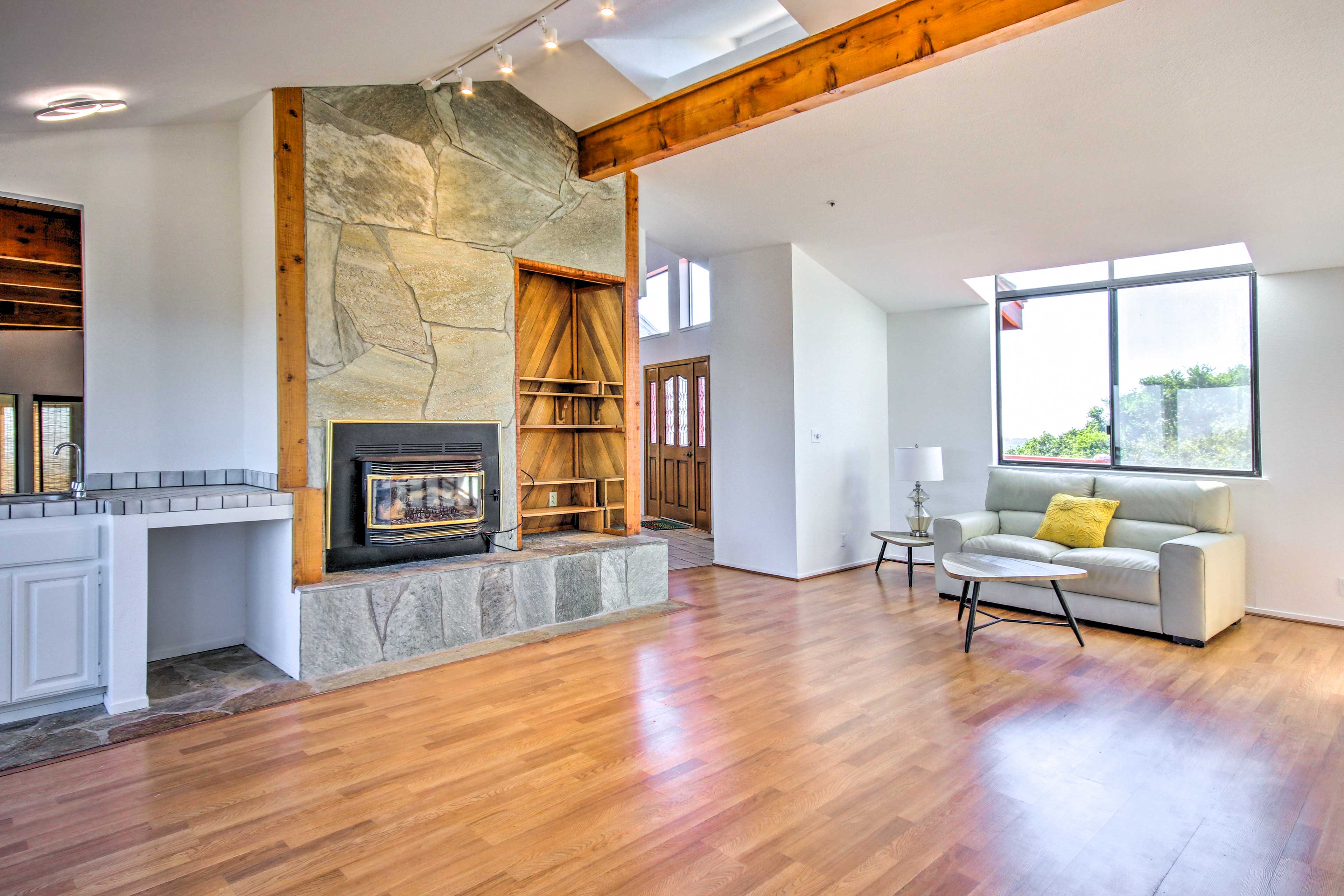 Additional Living Area | Wet Bar