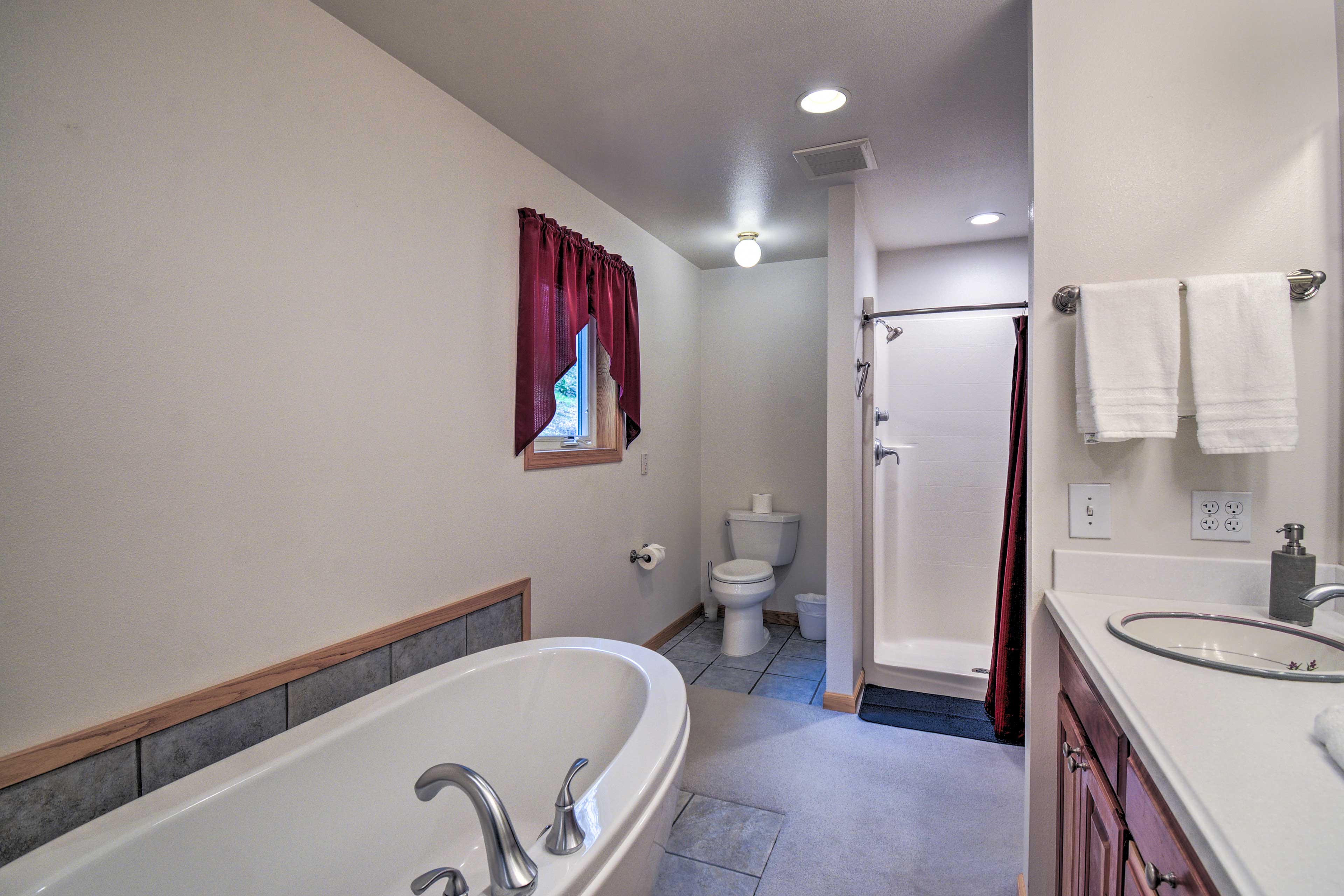 En-Suite Bathroom | Main Floor | Complimentary Toiletries | Towels Provided