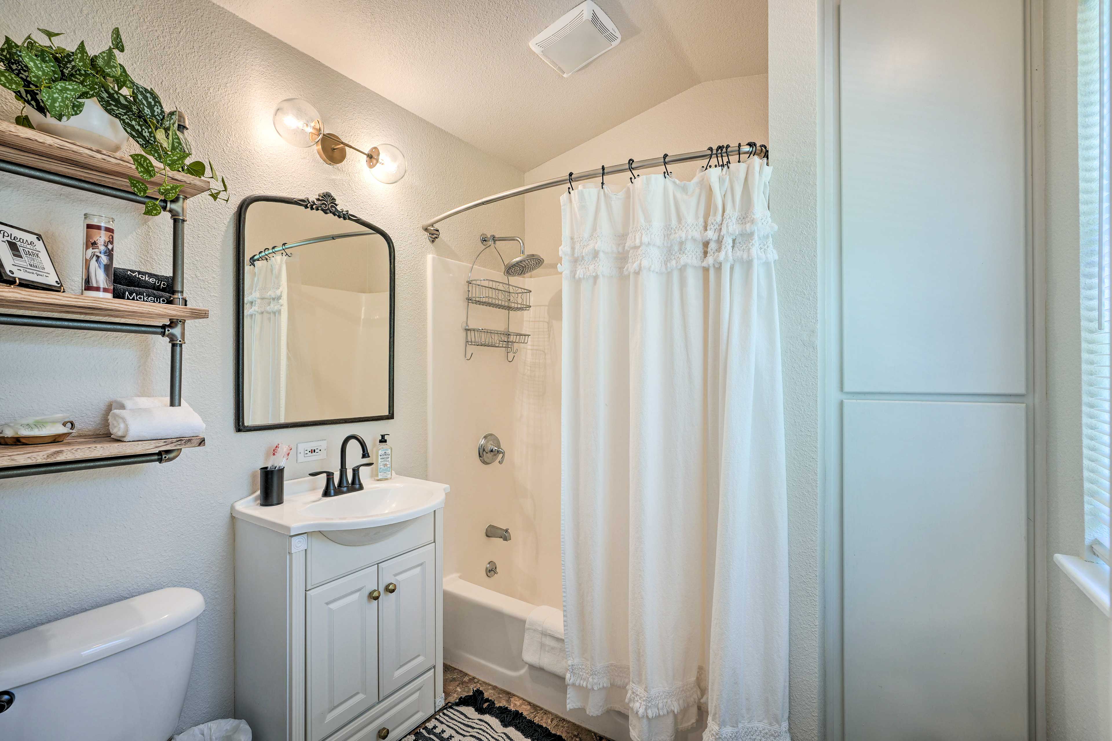 Full Bathroom | Linens & Towels | Complimentary Toiletries