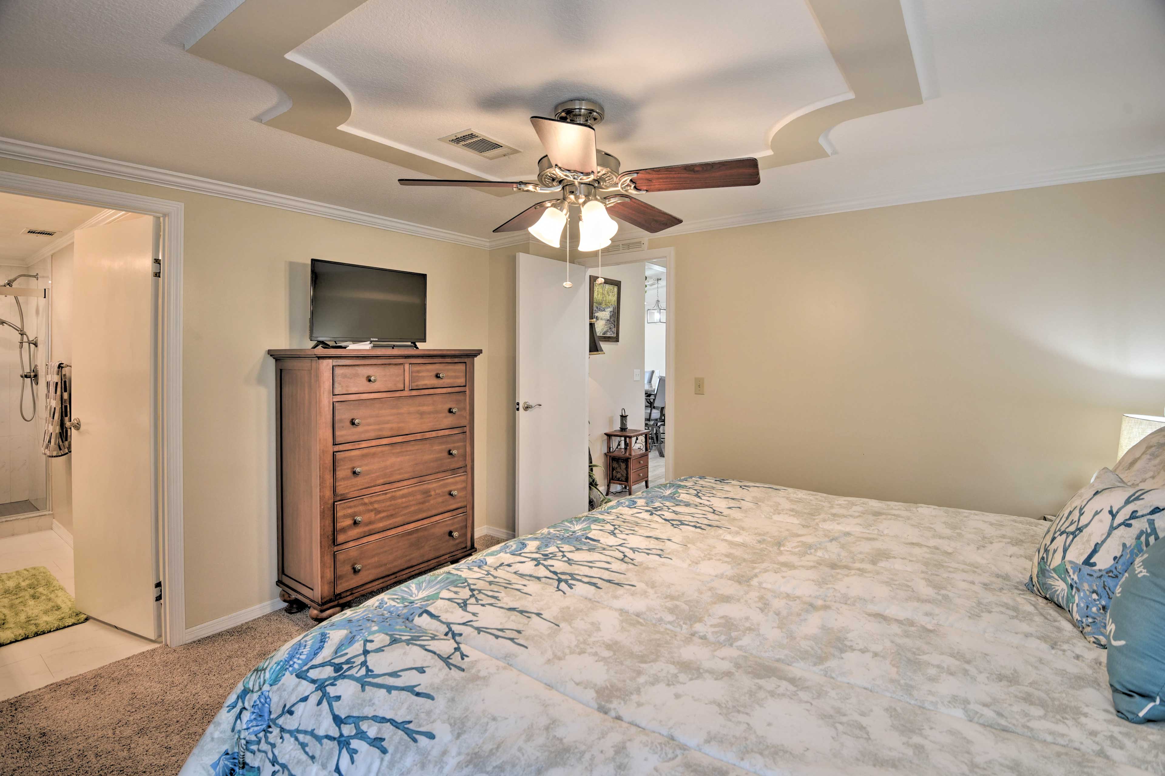 Bedroom 1 | Flat-Screen TV | En-Suite Bathroom