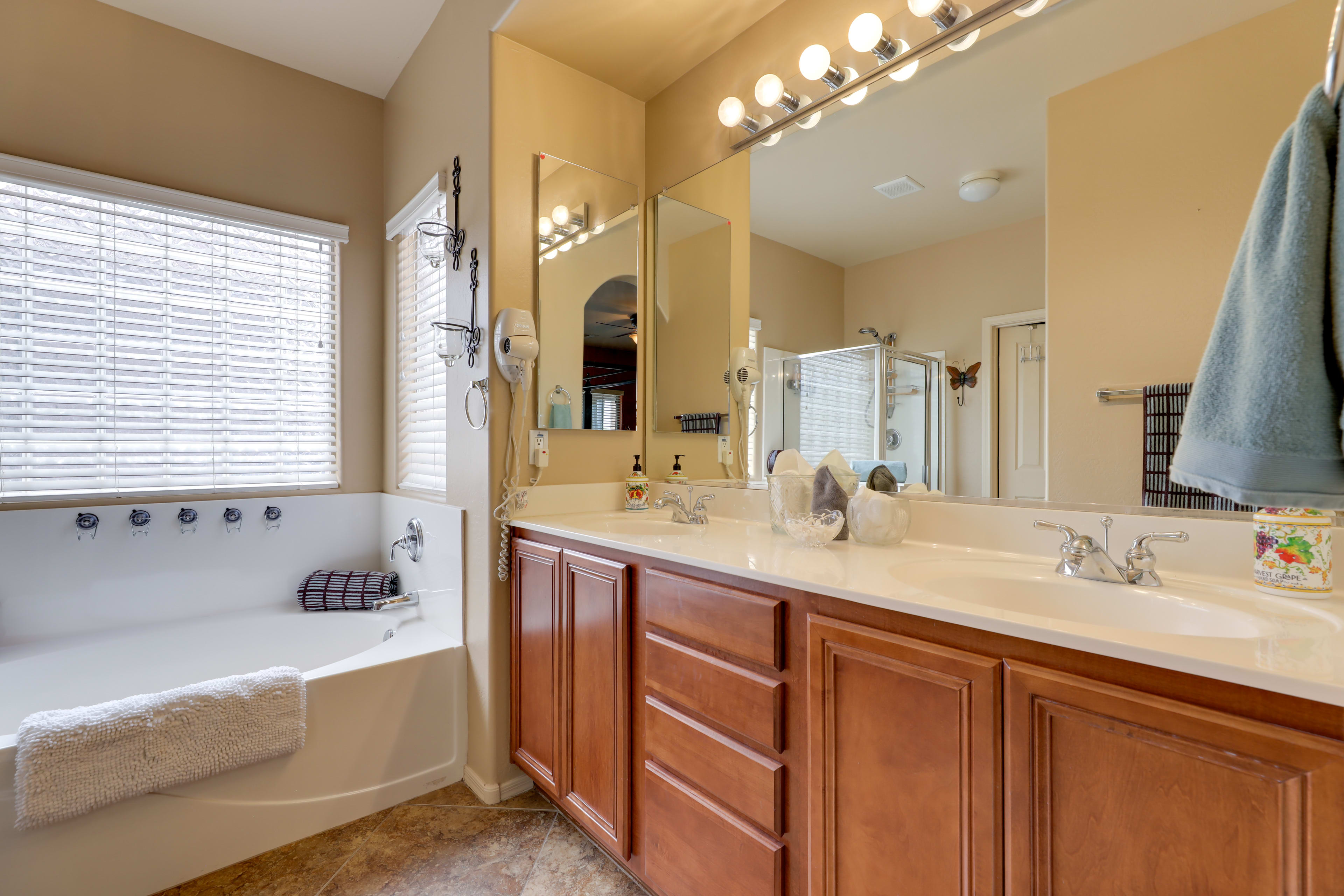 Full Bathroom | 1st Floor | Complimentary Toiletries