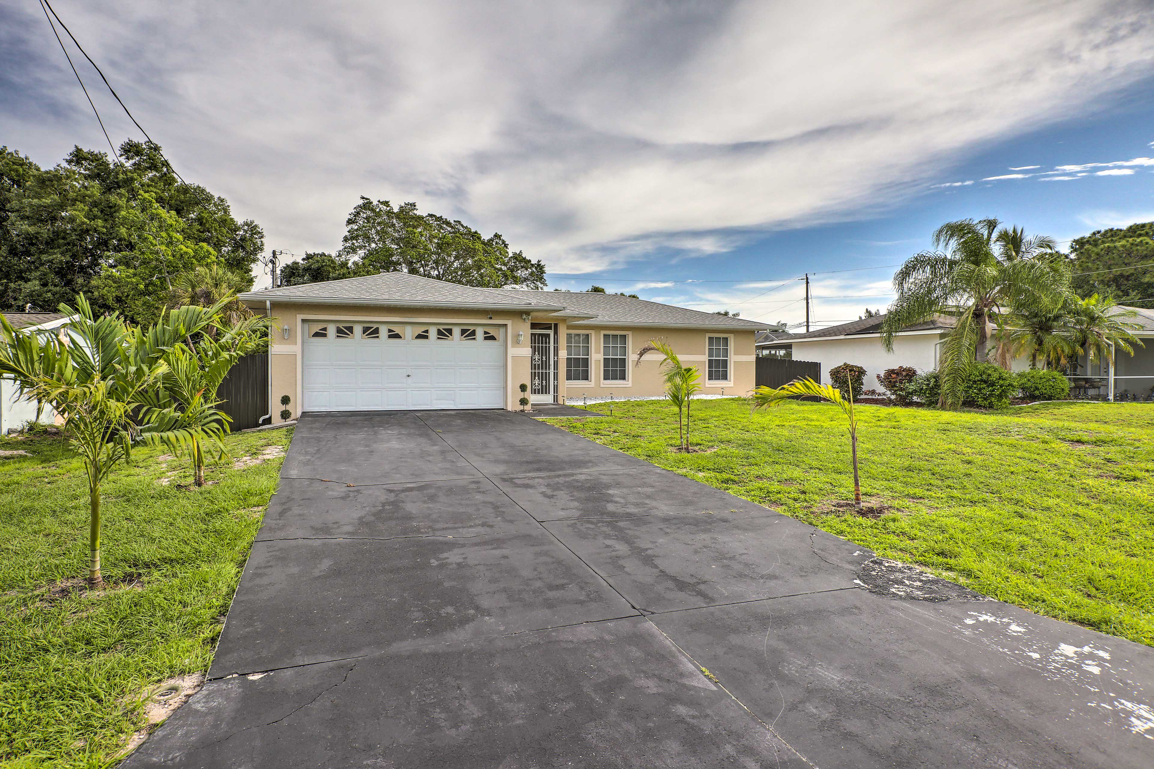 Parking | Driveway (2 Vehicles ) | Garage (2 Vehicles)