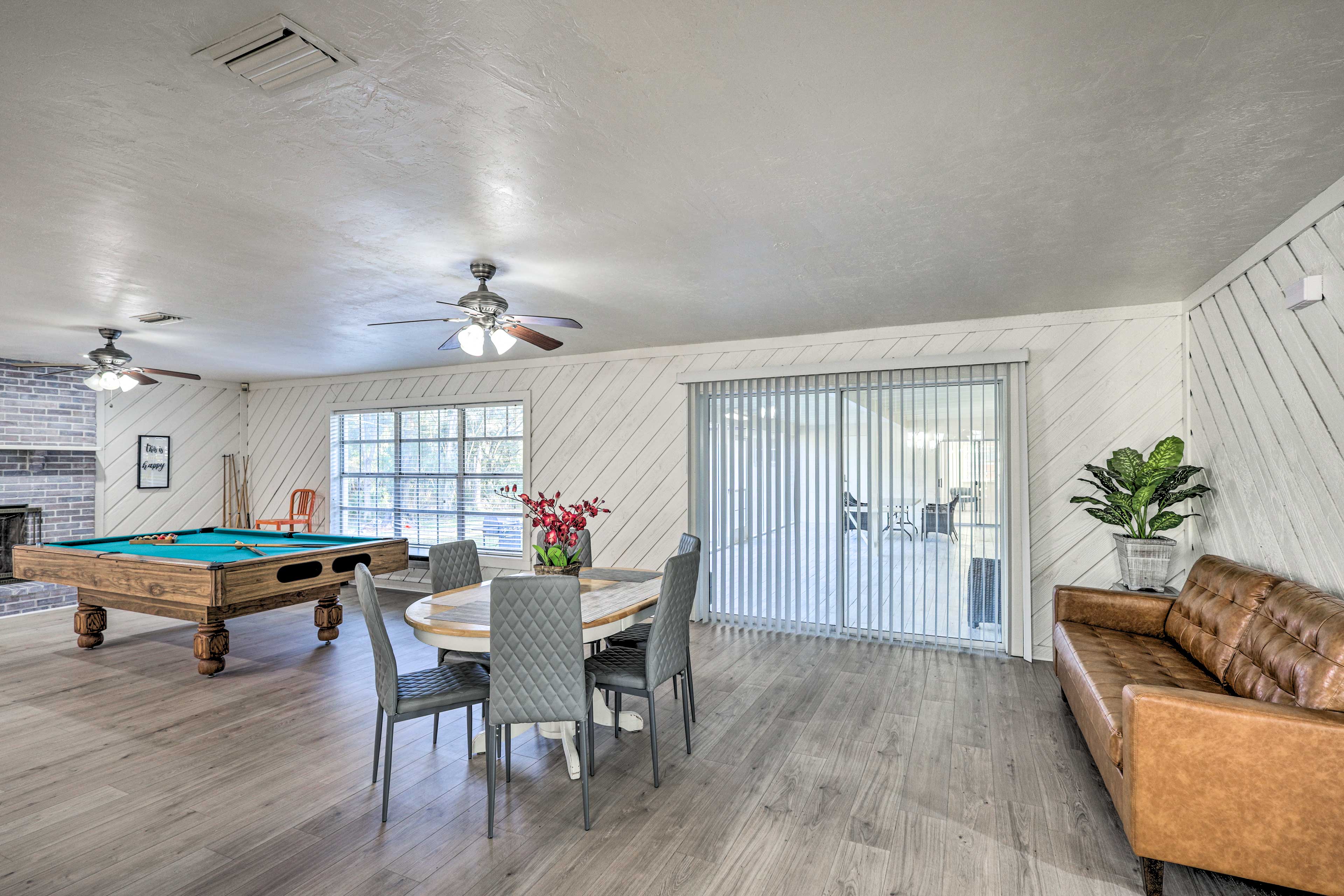 Sitting Room | Casual Dining Area | Pool Table